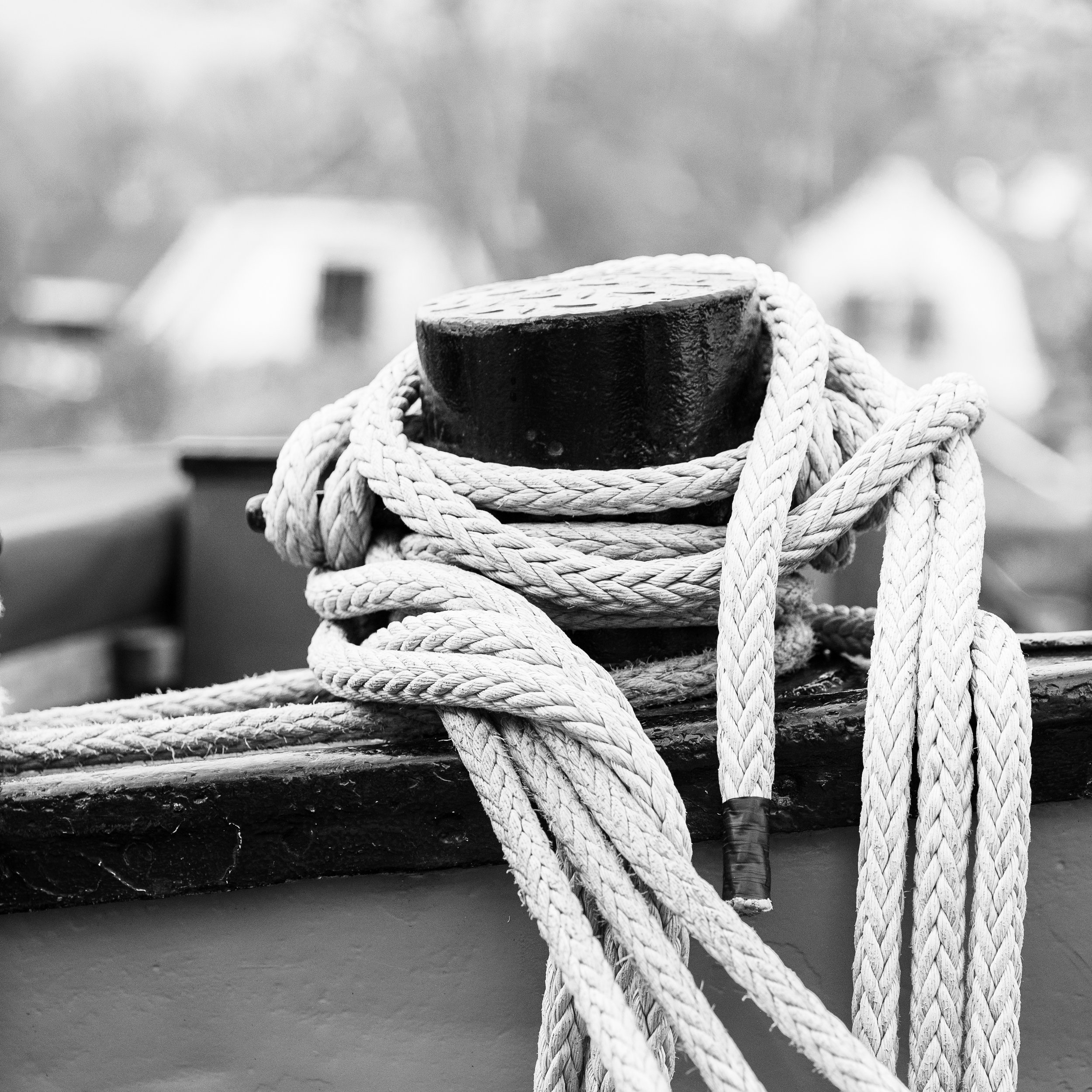 Bolder met touw, symbool voor verbinding en contact