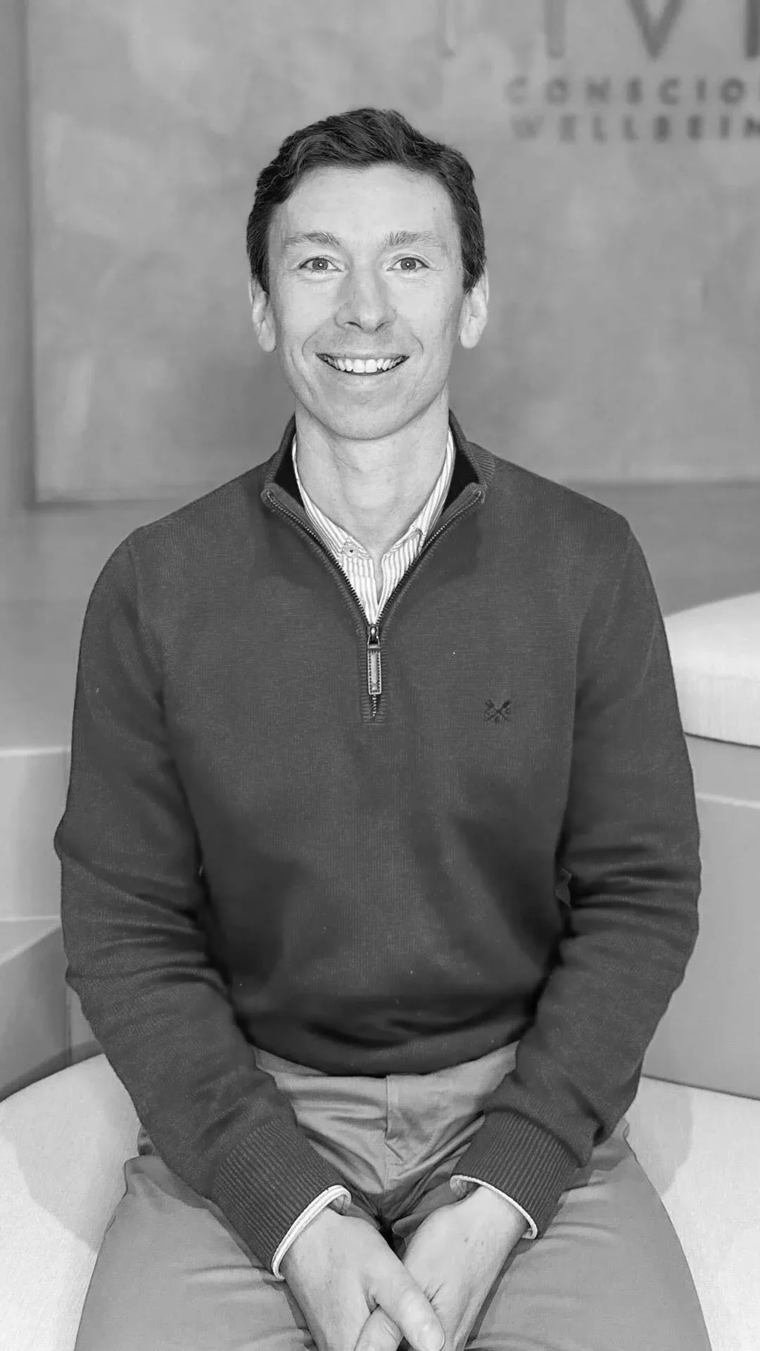 Alex Manos profile picture in black and white.