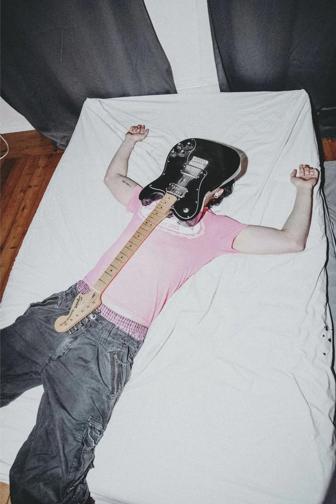 Picture of music artist Emil Lewis with guitar