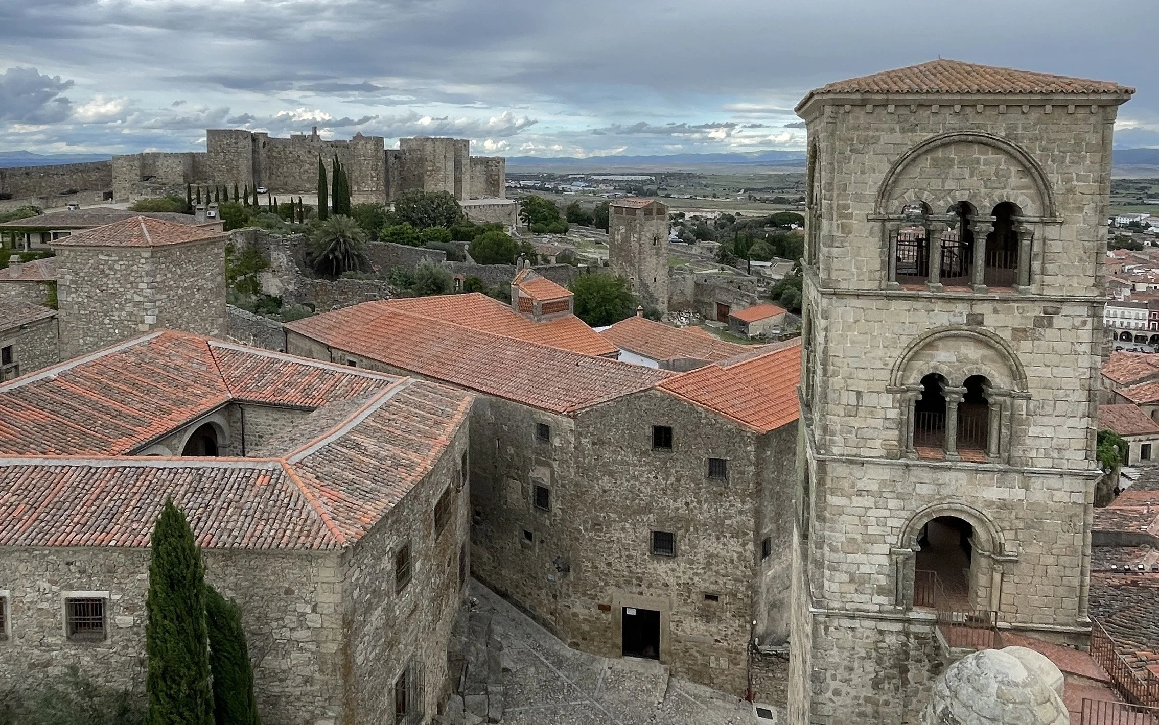 Qué hacer en Trujillo este fin de semana: vistas del castillo desde la torre-campanario de Santa María la Mayor