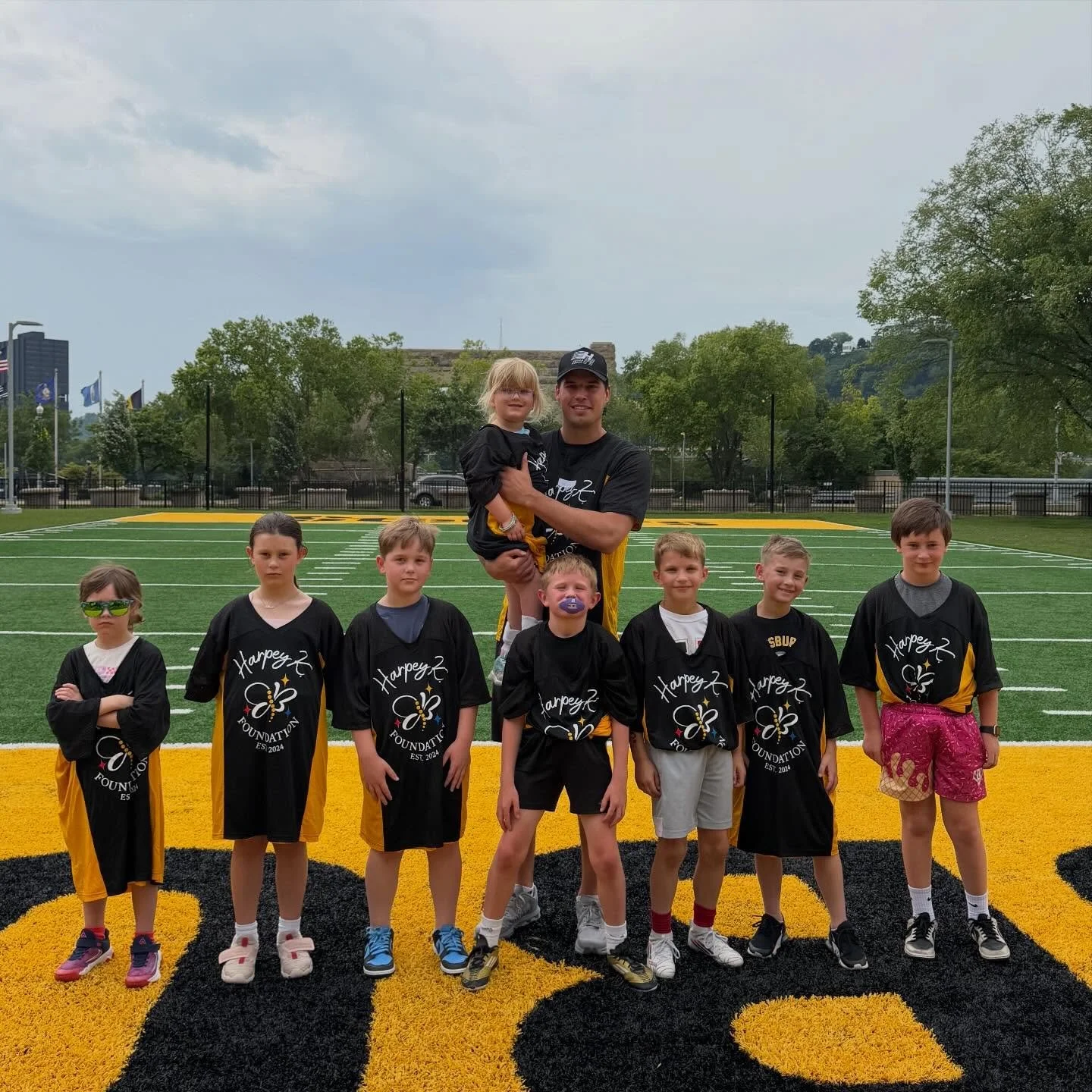 Harpey K Foundation 🤝 Pittsburgh Steelers QB @rudolph2mason 

We had the best day at the new turf field at @acrisurestadium for a round of 3 on 3 with some young friends thanks to our pittsburgh partners that&rsquo;s made this a special auction item