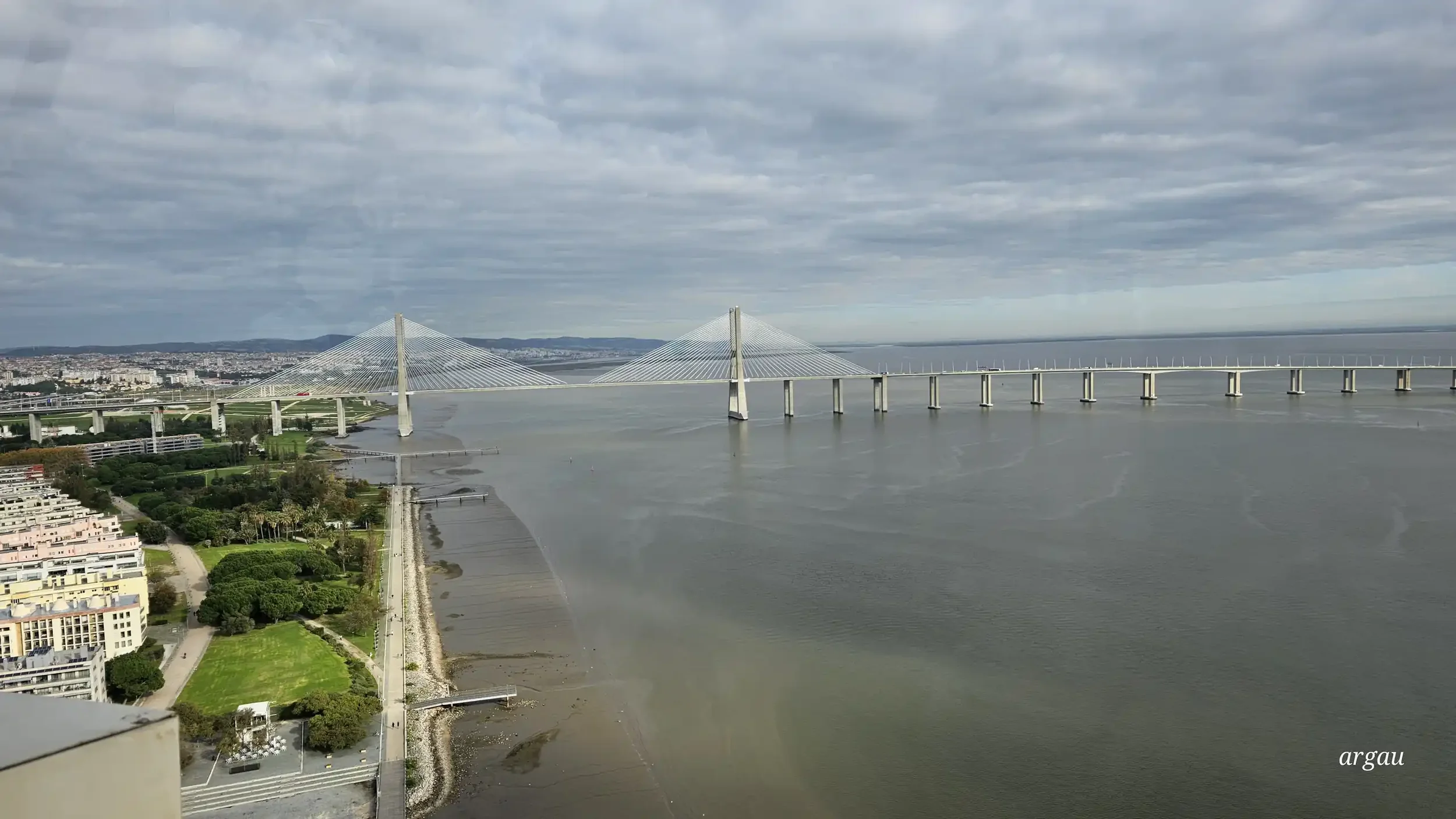 Vista del comienzo del largo puente Vasco da Gama sobre el estuario del Tajo