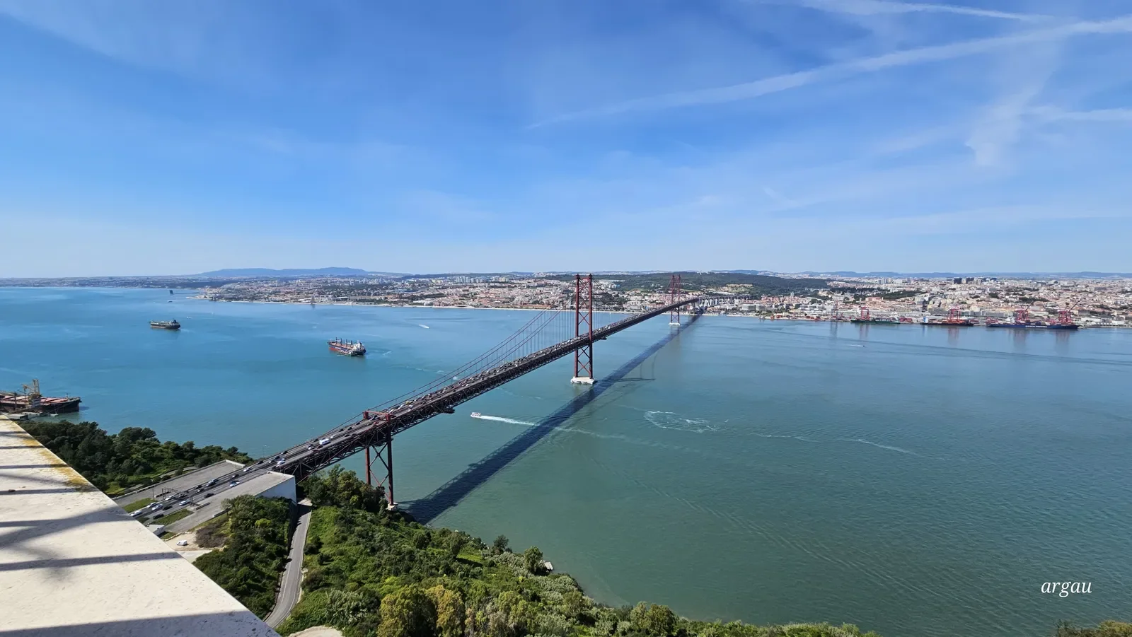El puente 25 de Abril, que une las dos partes principales de la ciudad.