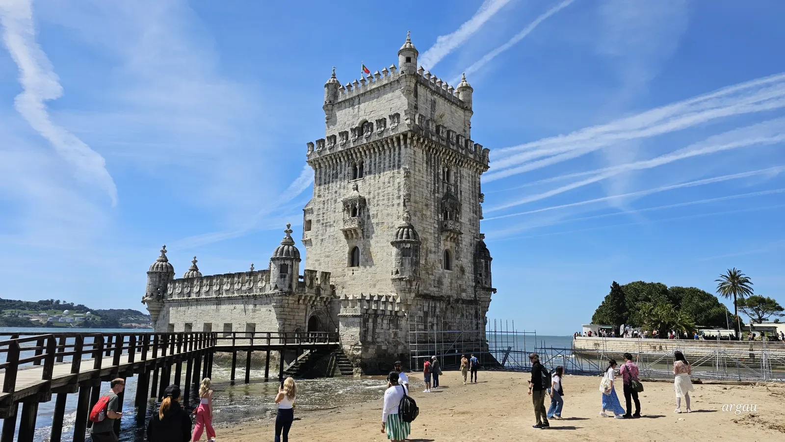 La conocida Torre de Belém, controlando la entrada y salida a la ciudad.