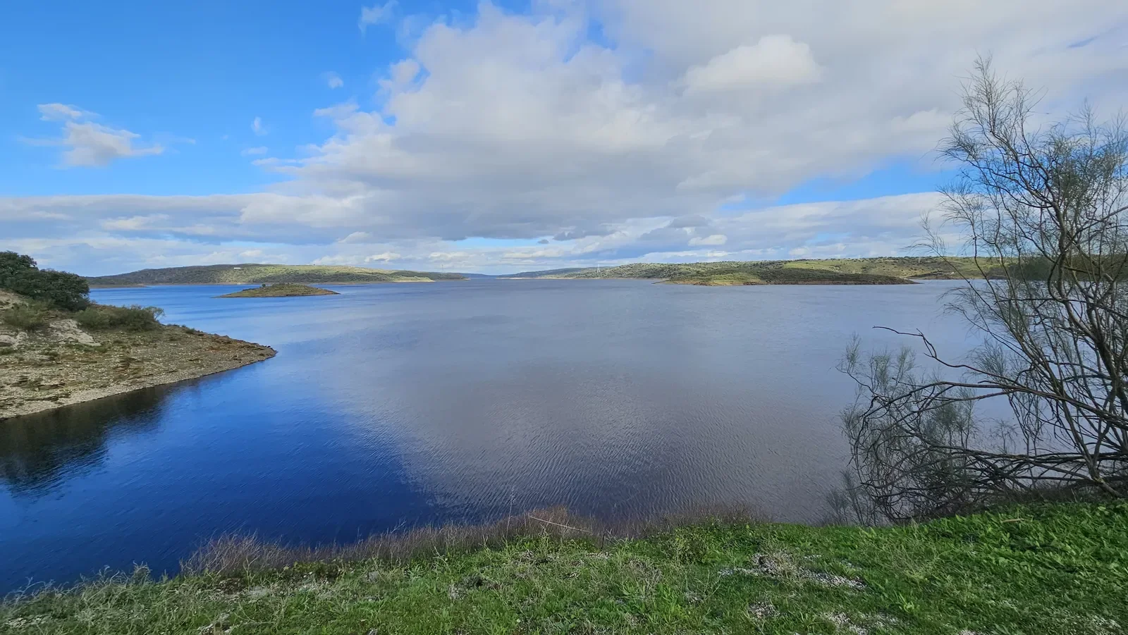 El embalse de Alcántara muy cerca del puente romano