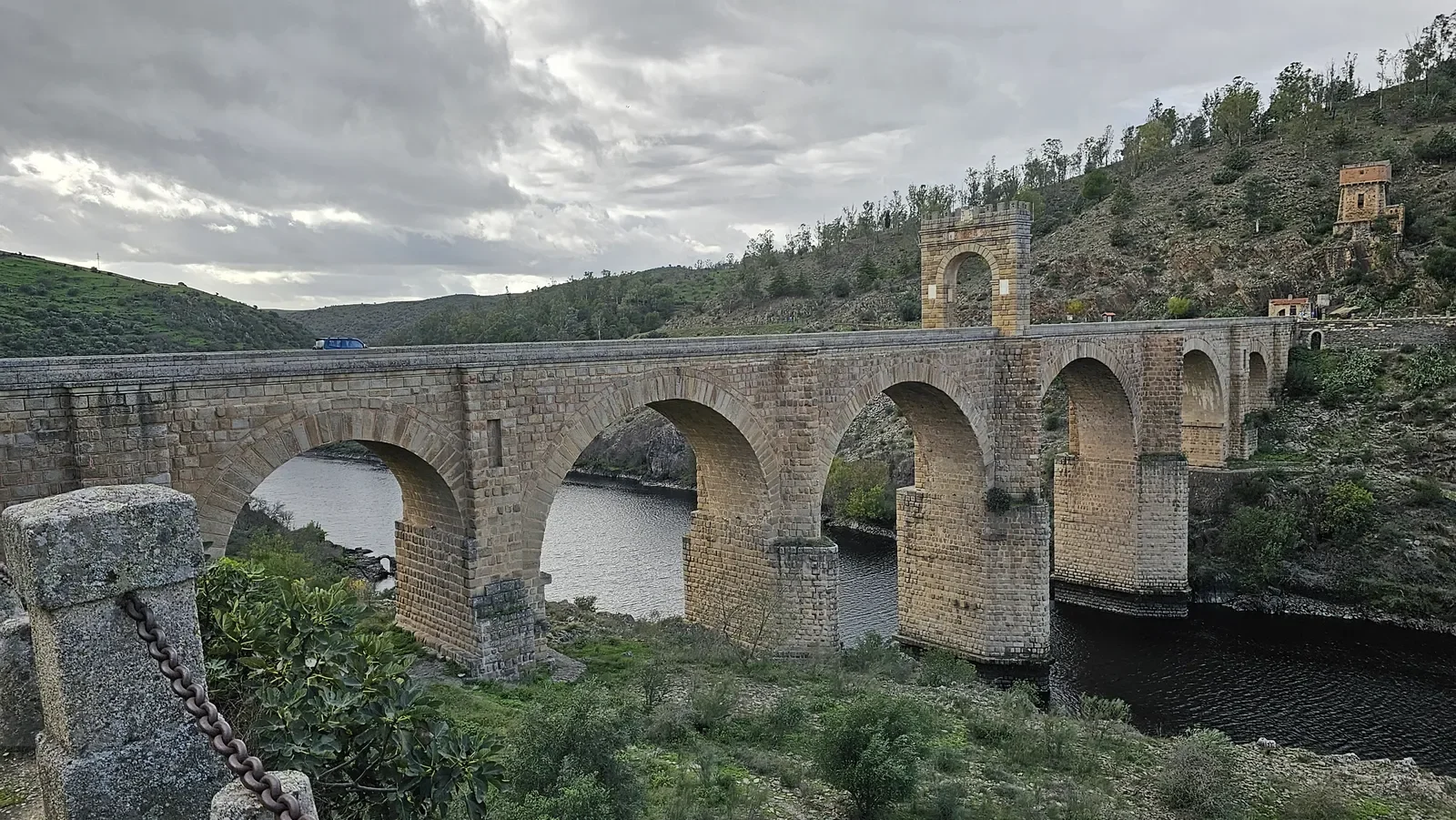El Tajo brillando bajo el puente de Alcántara