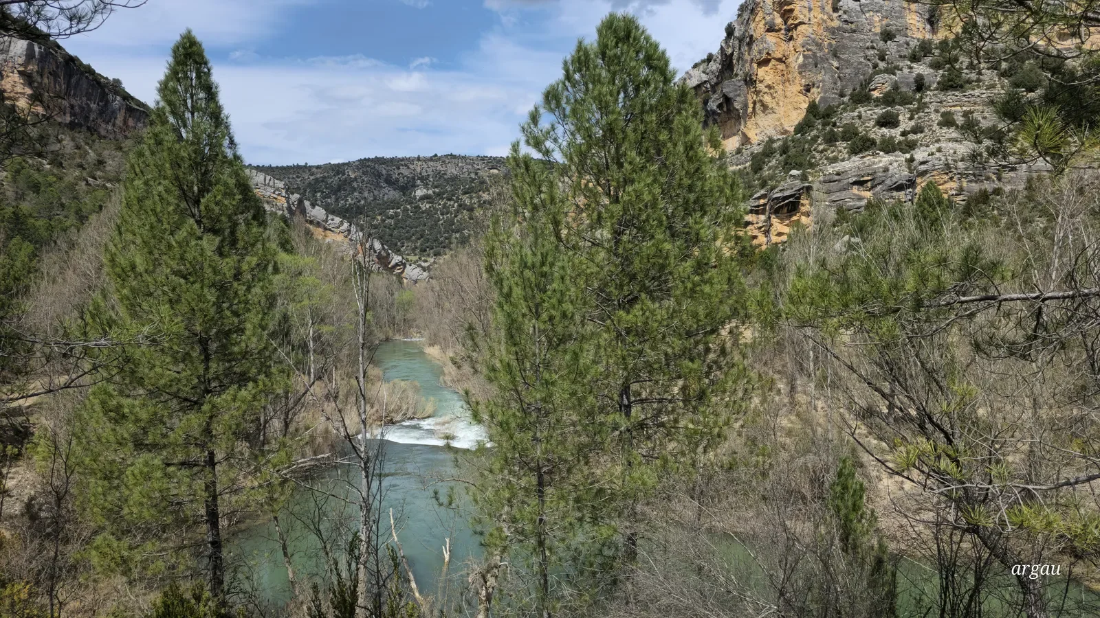 El Tajo impetuoso por la reciente crecida. Por aquí transcurre alguna ruta interesante de senderismo