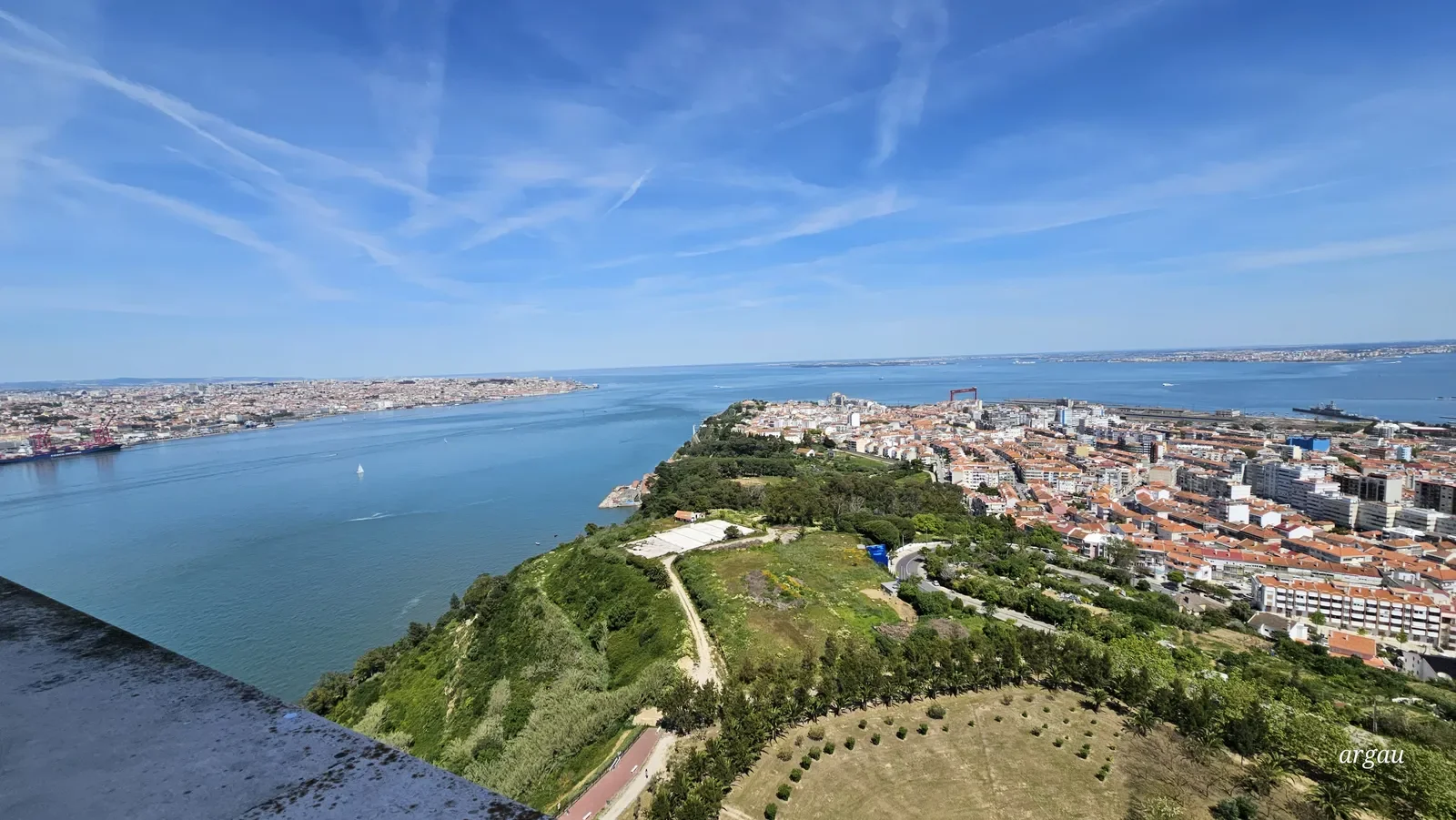 Vista hacia el interior del estuario desde el mirador de Cristo Rei.