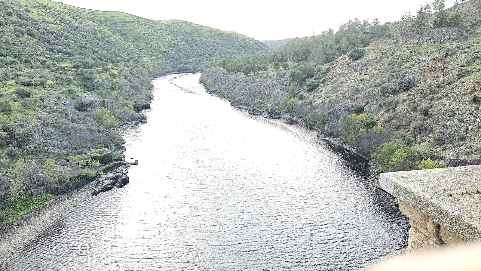 El Tajo desde el puente de Alcántara sigue su curso tranquilo, siempre buscando el mar