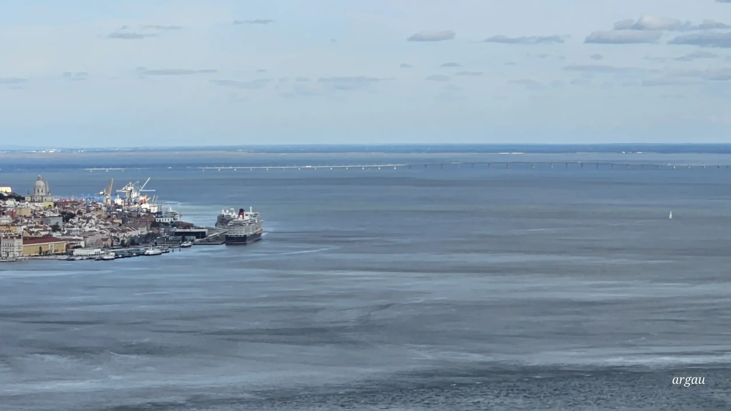 El gran estuario del Tajo con atracadero y el puente Vasco da Gama al fondo.