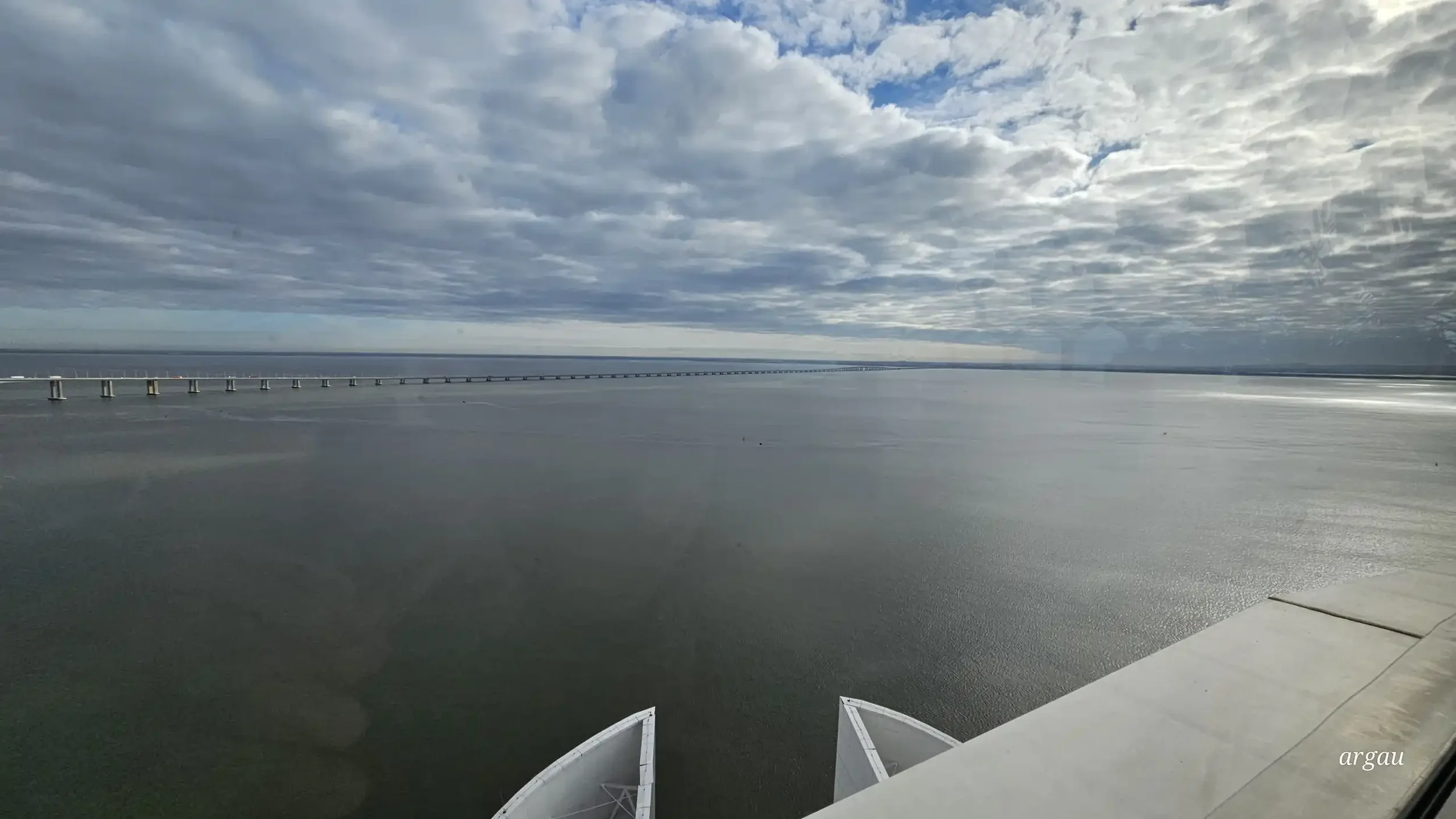 Panorámica sobre el puente Vasco da Gama desde el mirador de la torre con el mismo nombre.