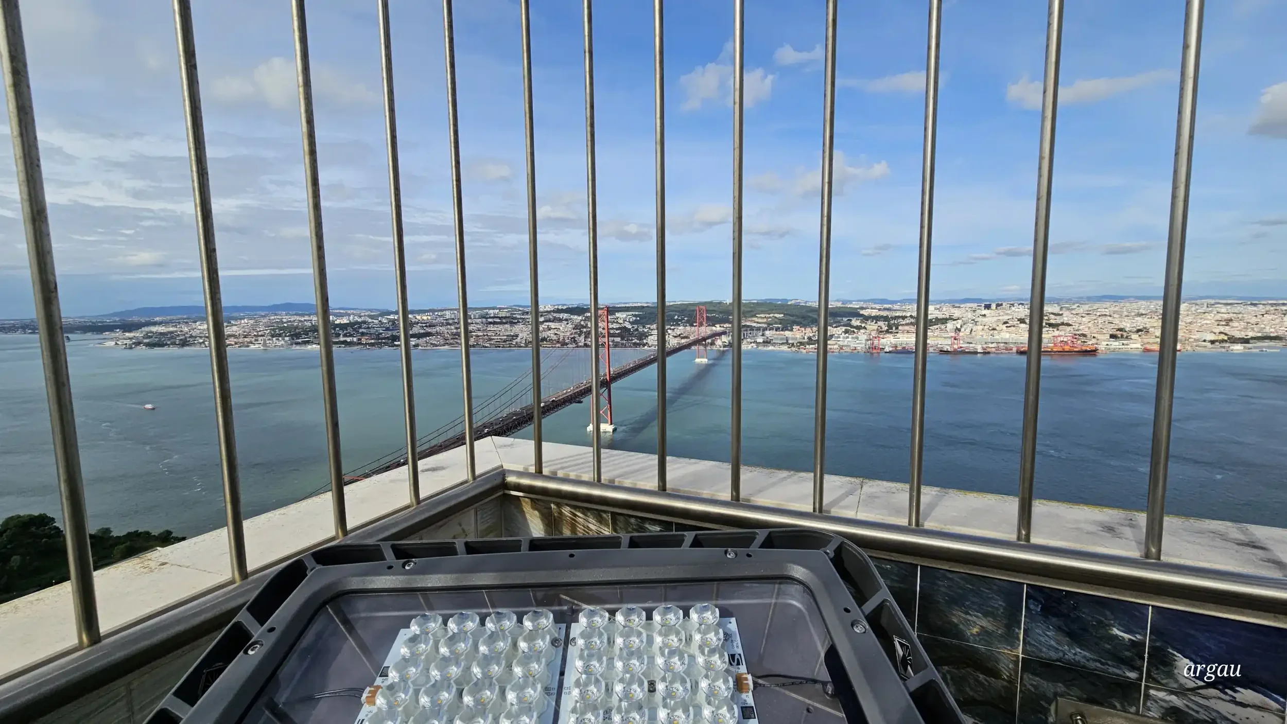 Vista del puente 25 de Abril sobre el Tajo, ya próximo a su entrada al océnao, desde el mirador de Cristo Rei.