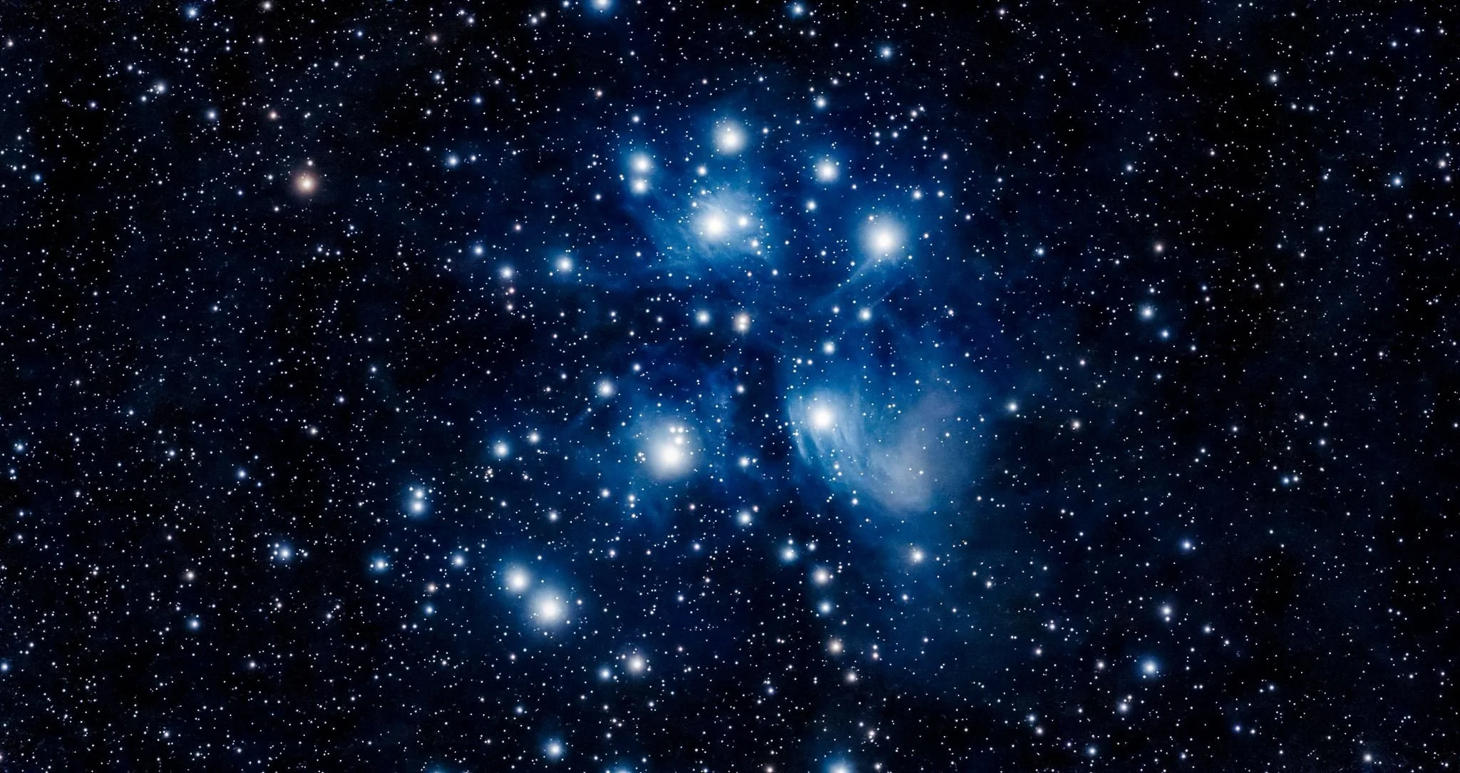 Ein Bild des Nachthimmels mit vielen Sternen und einer offenen Sternhaufen im Zentrum.