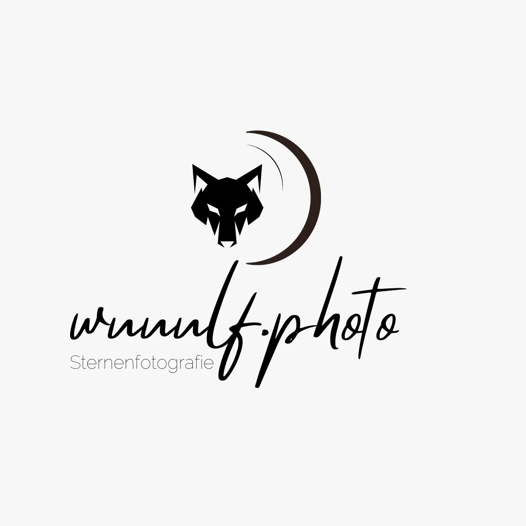Logo mit Wolfsgesicht, Mondsichel und der Schrift "wunnulf.photo" samt dem Text "Sternenfotografie"