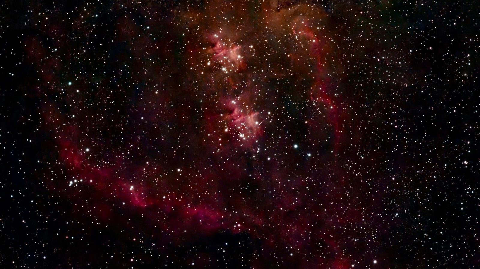 Ein Bild des Universums mit vielen Sternen, Gaswolken und planetarischen Nebeln im Weltraum.