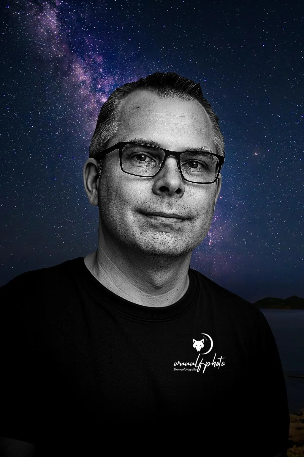 Schwarz-weiß Portrait eines Mannes mit Brille vor einem Sternenhimmel mit Milchstraße.