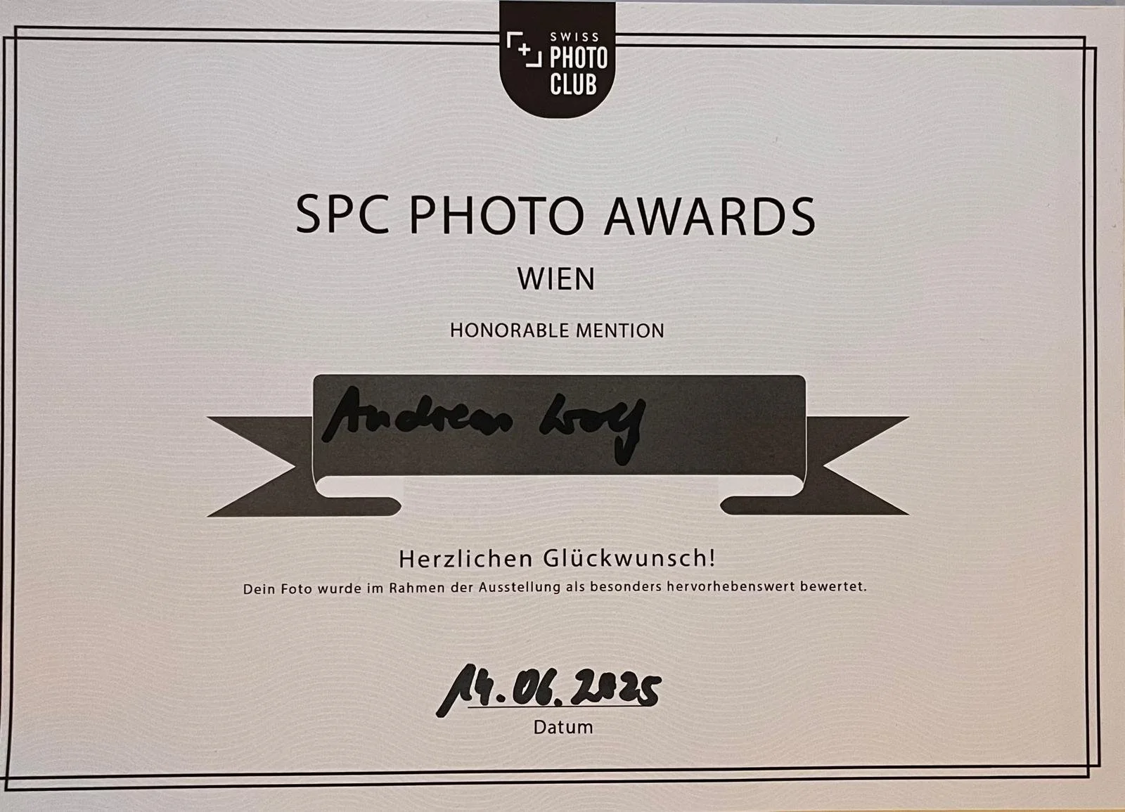 Urkunden für die SPC Photo Awards in Wien, mit Ehrung von Andrea Loy, Datum 19.06.2025.
