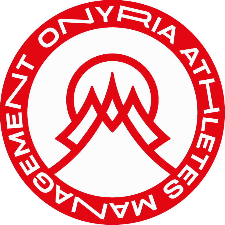Logotipo en colores rojo y blanco con un volcán y texto en círculo que dice 'Maestro en Onyria Athletes'.