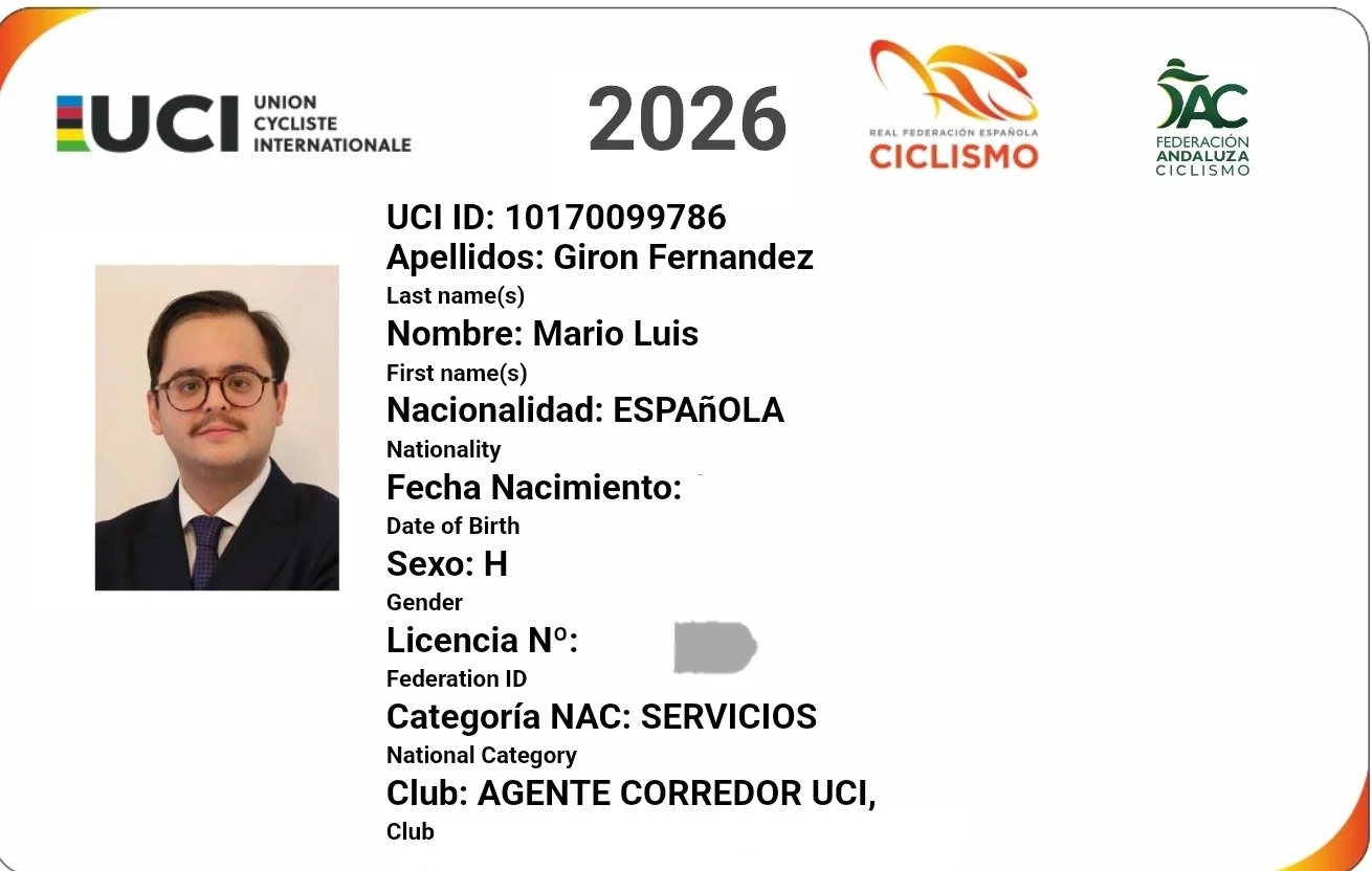 Tarjeta de identificación deportiva con foto de un hombre con gafas, barba y traje, logos de la UCI, la Real Federación Española de Ciclismo y la Federación Andaluza de Ciclismo, y datos personales y de club.