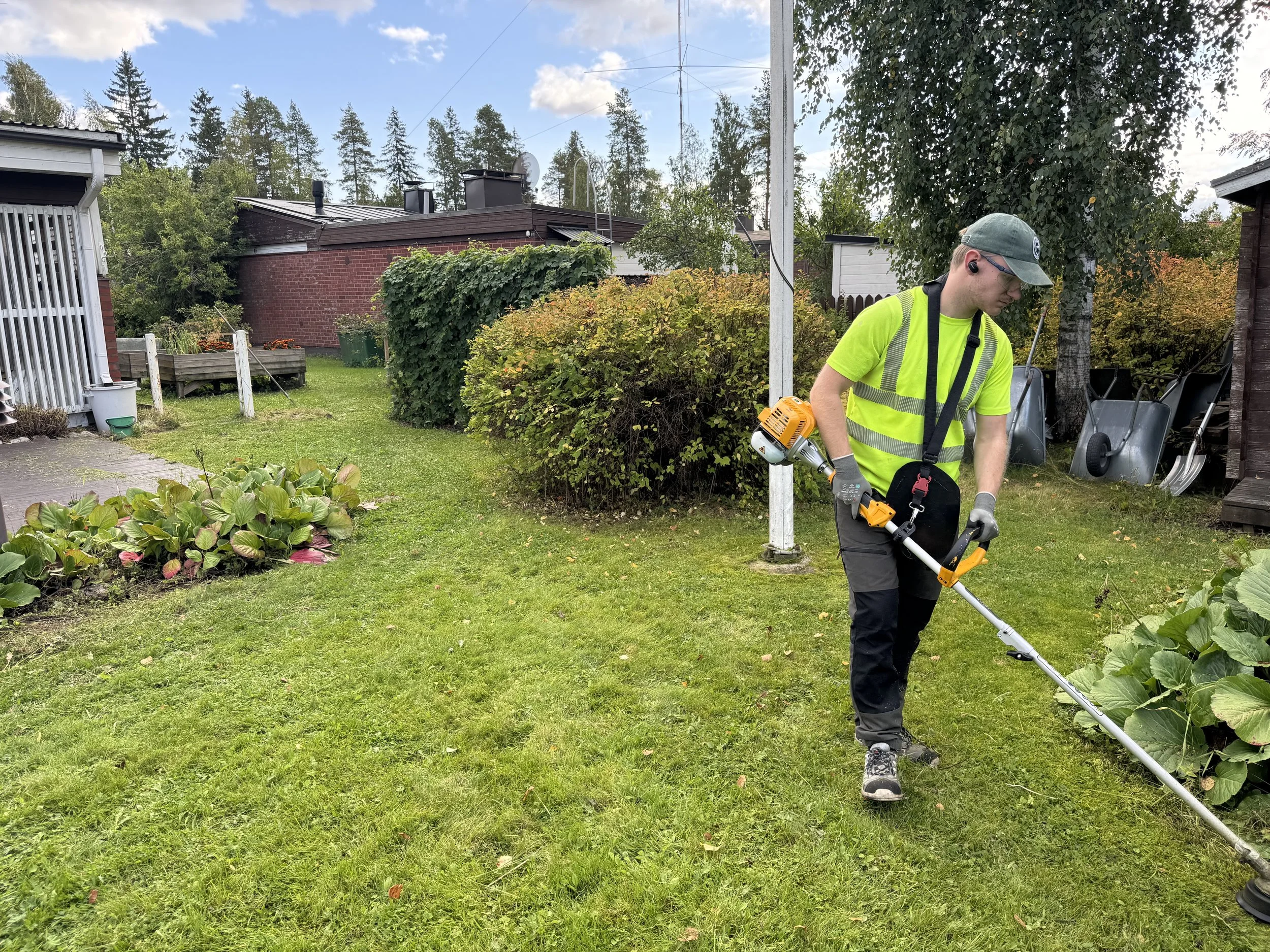 SH Pihapalvelut tekemässä pihatöitä asiakkaan pihalla