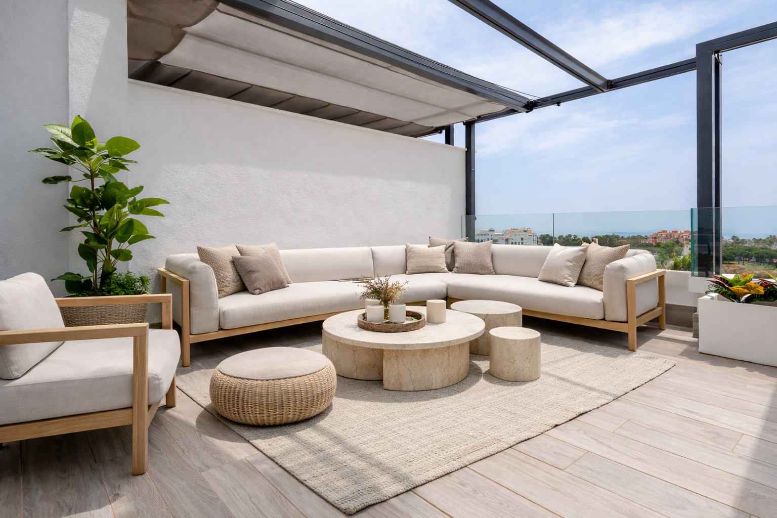 Terraza con muebles de exterior, sofá grande, sillas, mesas decorativas y plantas, vista panorámica del cielo y ciudad en el fondo.