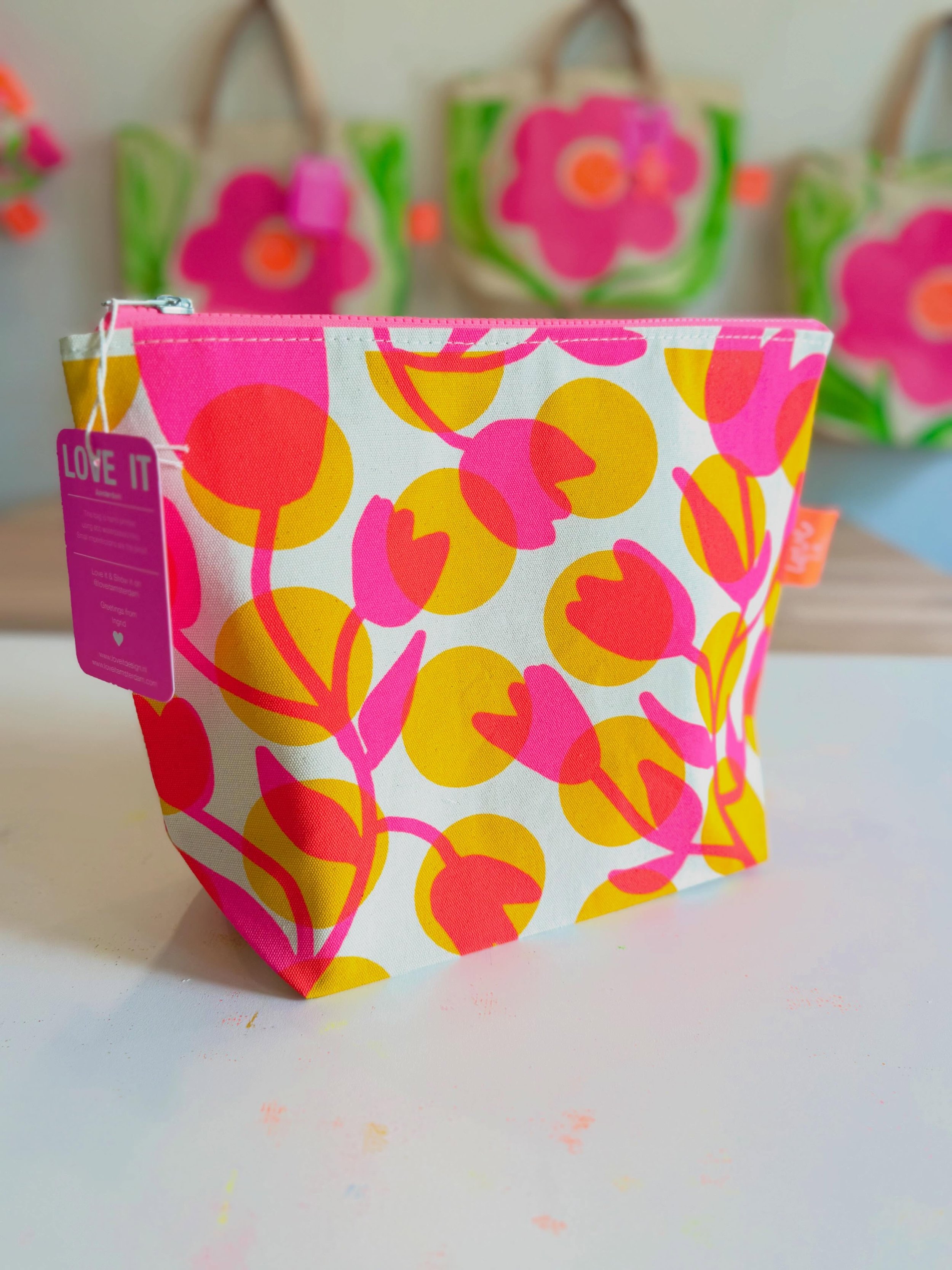 Hello Sunny Saturday🌈 Years ago my first double print. I just mixed two lovely designs and called it Riso print. The colors and design mix soo well together. Still love them.. and some of you too🤣 The Zipper pouch is it&rsquo;s way to Nadine 🇨🇦 #