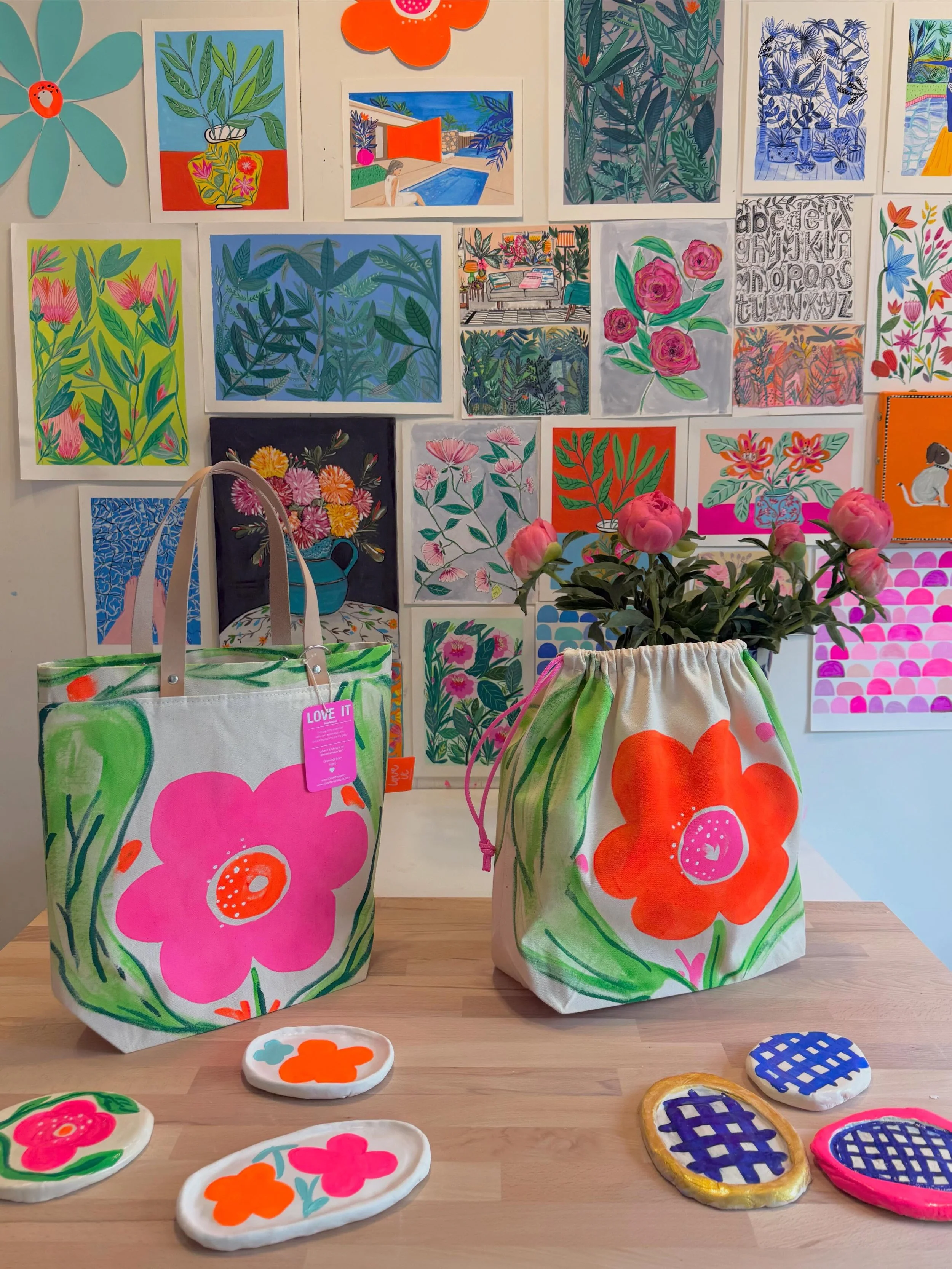 Hello Sunday playday🌈 Two Big cuties ready to send to Carolyn🇺🇸 You can put loads of yarn in this projectbag. Spend this Sunday cleaning drawers and hang some old paintings. Better on a wall than in a drawer. Maybe even get some printed. And at th