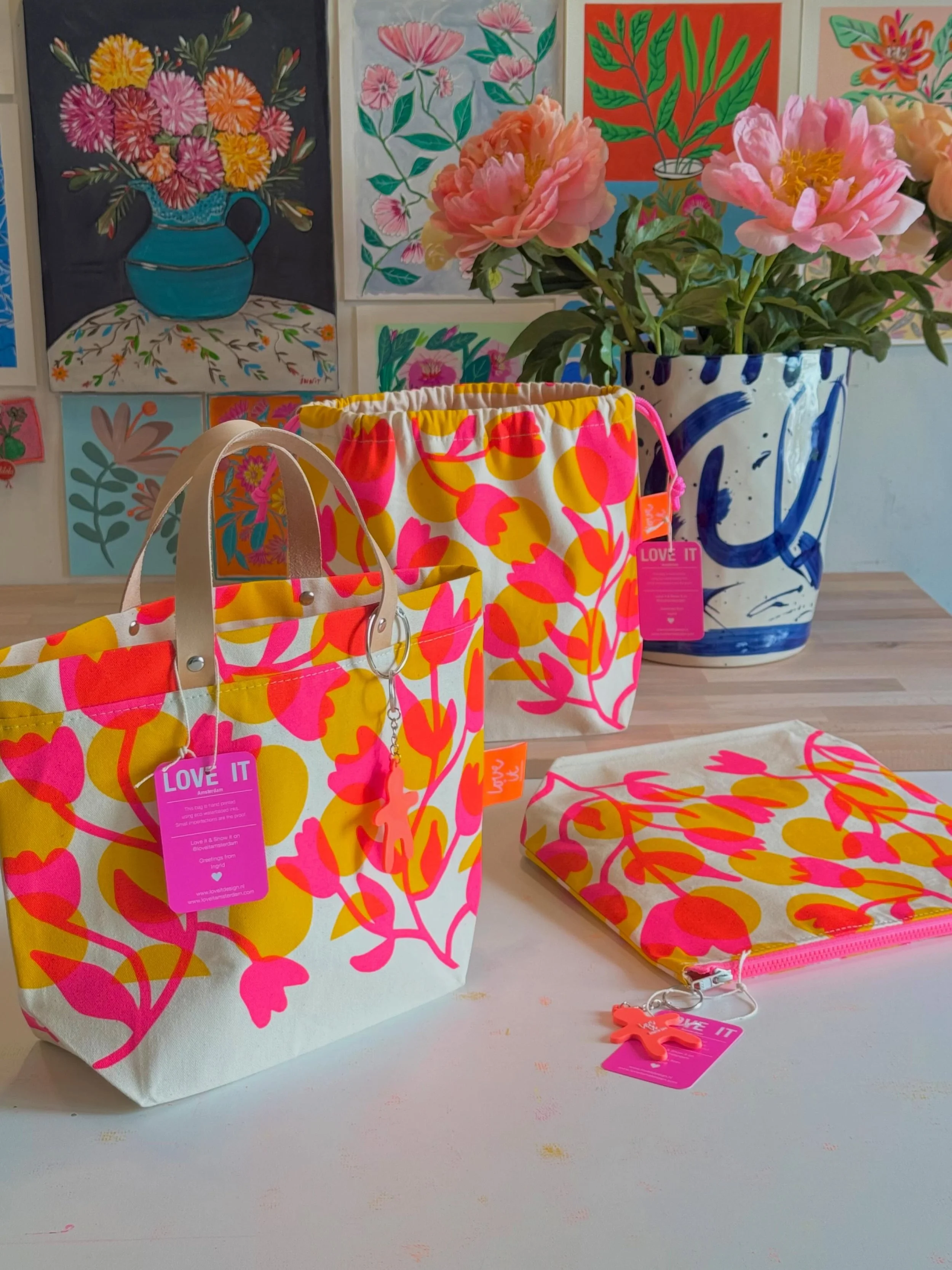 Hello Wednesday🌈 Sorry one more. Not often that i can see the whole Riso projectbag family in one picture 😅 Almost ready to send all to Kathy🇺🇸because &hellip;the Hot Pink flower bucket is still drying. She must have knitting friends:) See how th