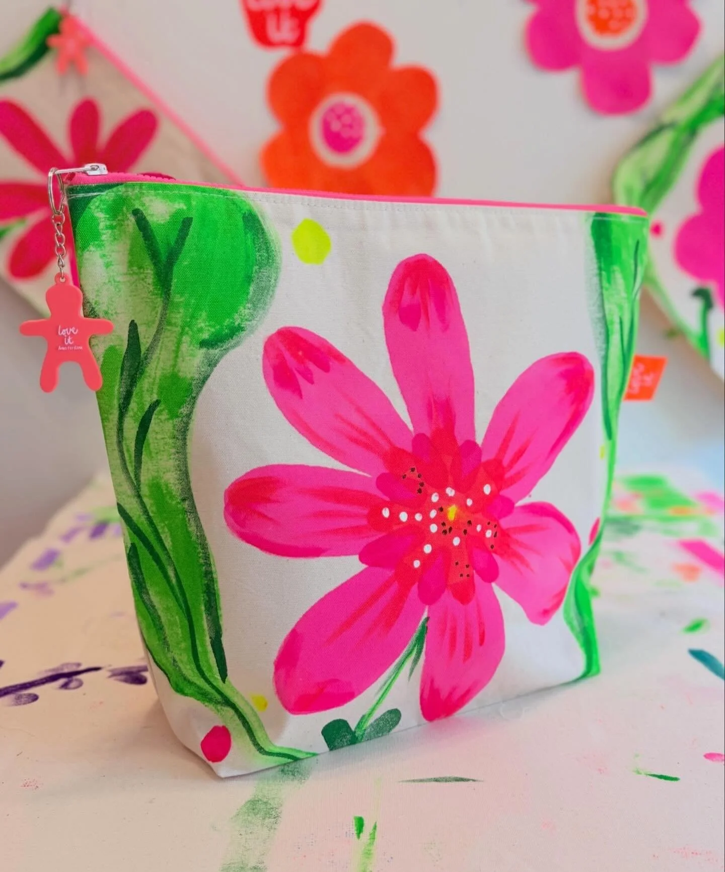 Hello Friday🌈 Flowers are blooming in the studio🌸 Inspiration is the little purple Flower in my garden. Added some extra petals because each time i forget there are just 5 and i like painting them. Anyone knows the name?  Flowers, projectbag, Pink,