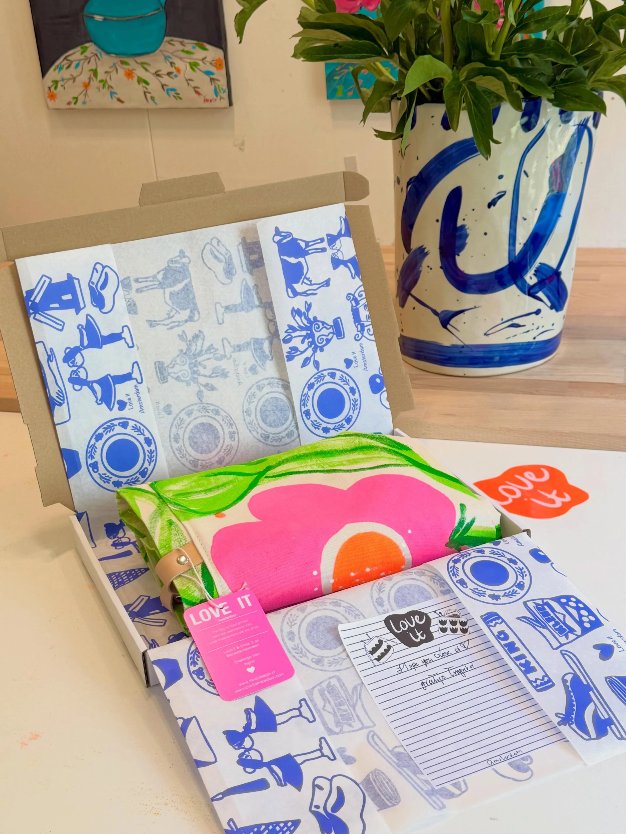 Hello Sunday🌈 In Europe i send the projectbag in a box, but overseas i send it in a boring white flat envelope and hope no one will confiscate it since it passes soo many hands.🤣 #projectbag #yarn#crochet#knitting#handmade