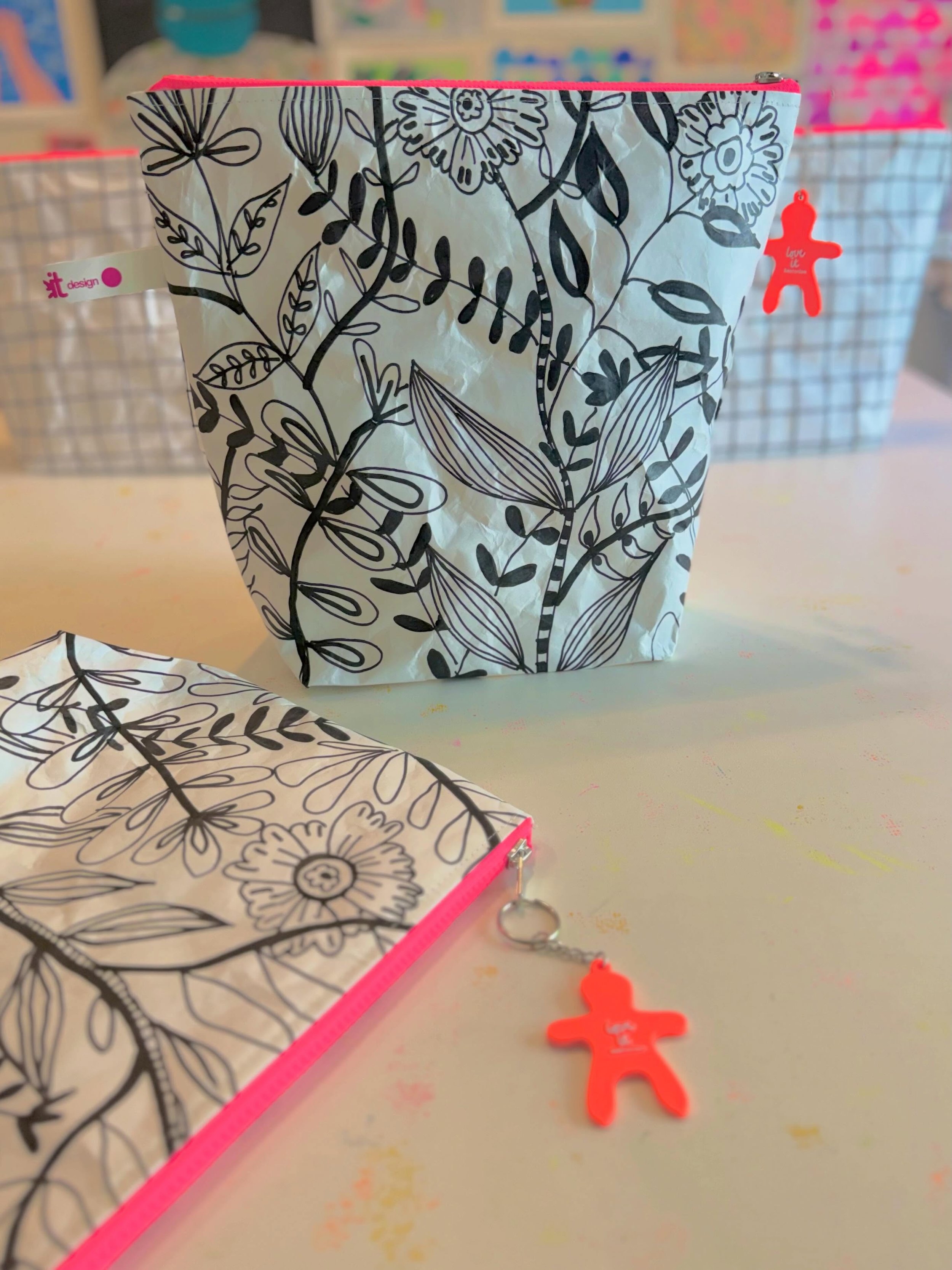 Hello Hot Day🌈 The Tyvek almost melts, and so am i. 29 gr in the Garden studio. On their way to Annina in 🇨🇭All hand drawn on Tyvek ( FedEX envelope material) . #projectbag#handmade#yarn#knitting#illustration