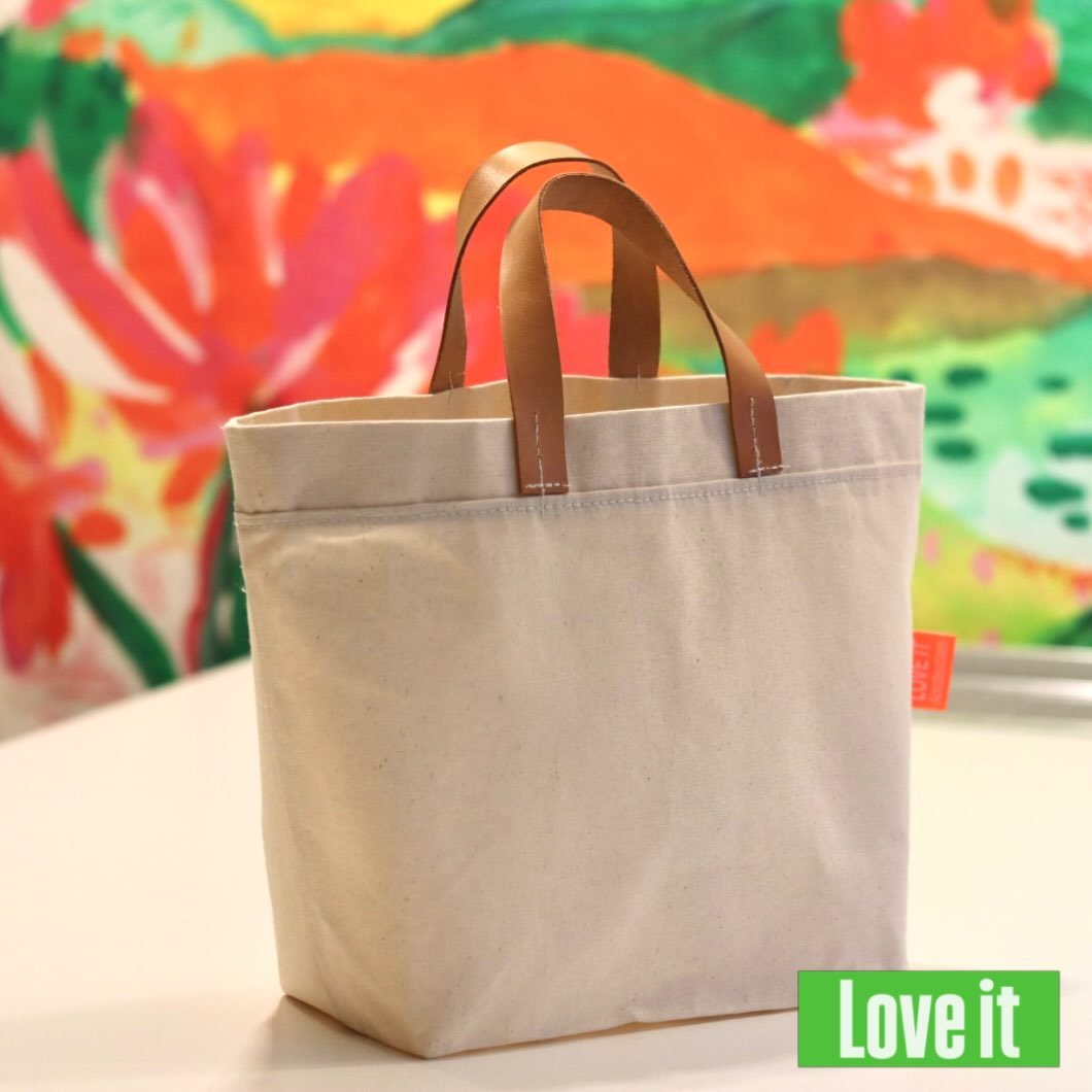 Hello Saturday🌈 Just ordered a yard of waxed canvas for a test. I would love to make plain bags which you can clean with just a damp cloth. And if it works well i can order more colors. But waxed fabric is soo expensive. Anyway, worthwhile a test? #