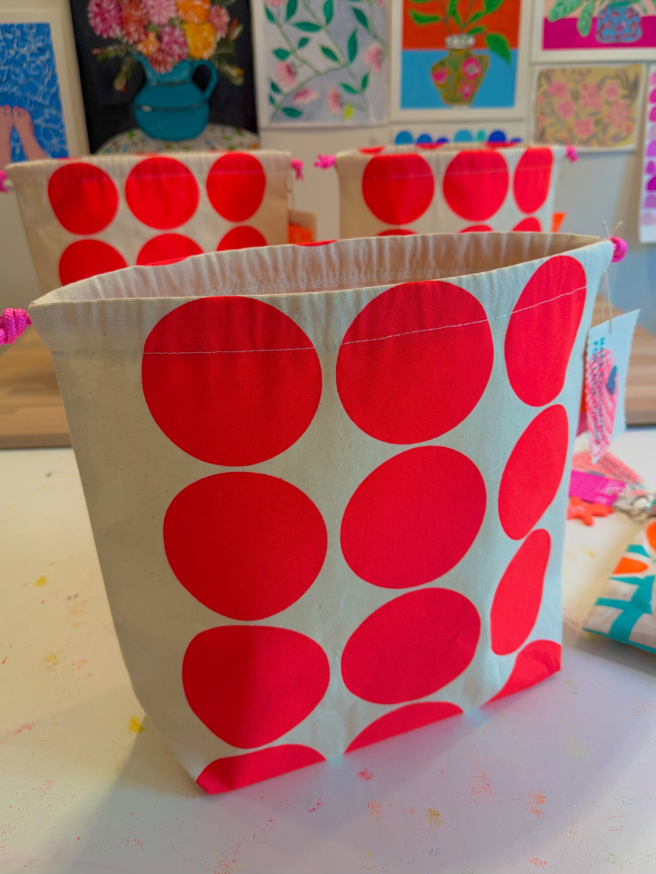 Hello Friday🌈 On the worktable today. Switching between the drawstring and the First aid. Made hand made labels to attach on the bags and cleaned the ink roller on a wouldbe Dropcloth. And.. in the Drawstring i attached an easytofind little keyring.