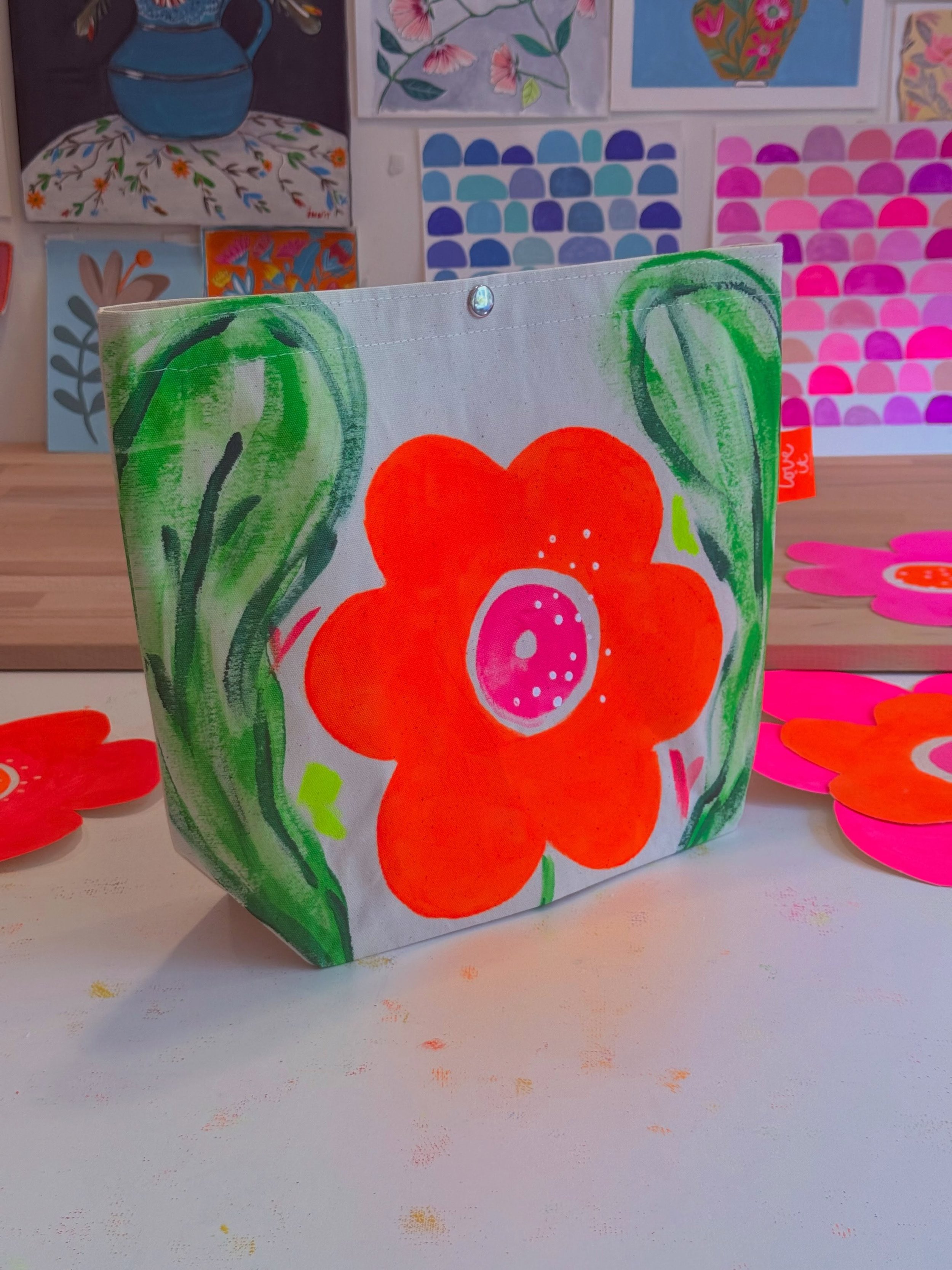 Hello Tuesday🌈 Painted a lot of flowers the past month and i m always soo haply when i can make one. Didn&rsquo;t make a Neon Orange Flower Snap projectbag before so here she is🩷 On it&rsquo;s way to Celine 🇧🇪 #textile #knitting #neon #orange #ya