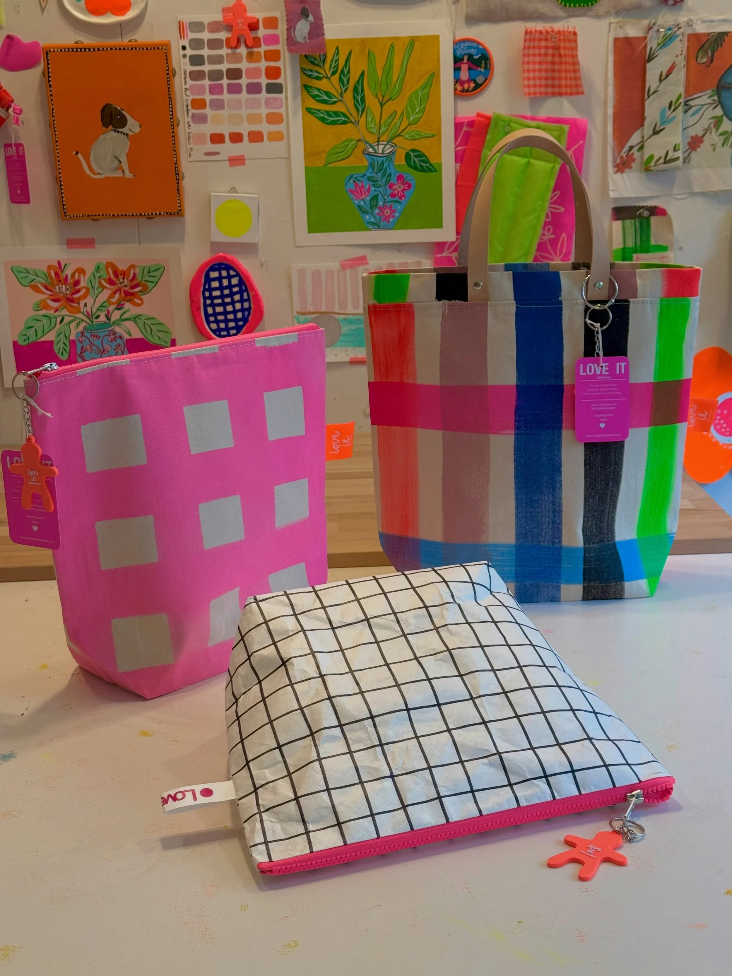 Hello Sunny Sunday🌈 I hope i will make Dominique 🇱🇺 happy with these bags. Even with the proof of a hand painted bag. Spot on! 😅 #pink #tyvek #handpainted #projectbag #knitting