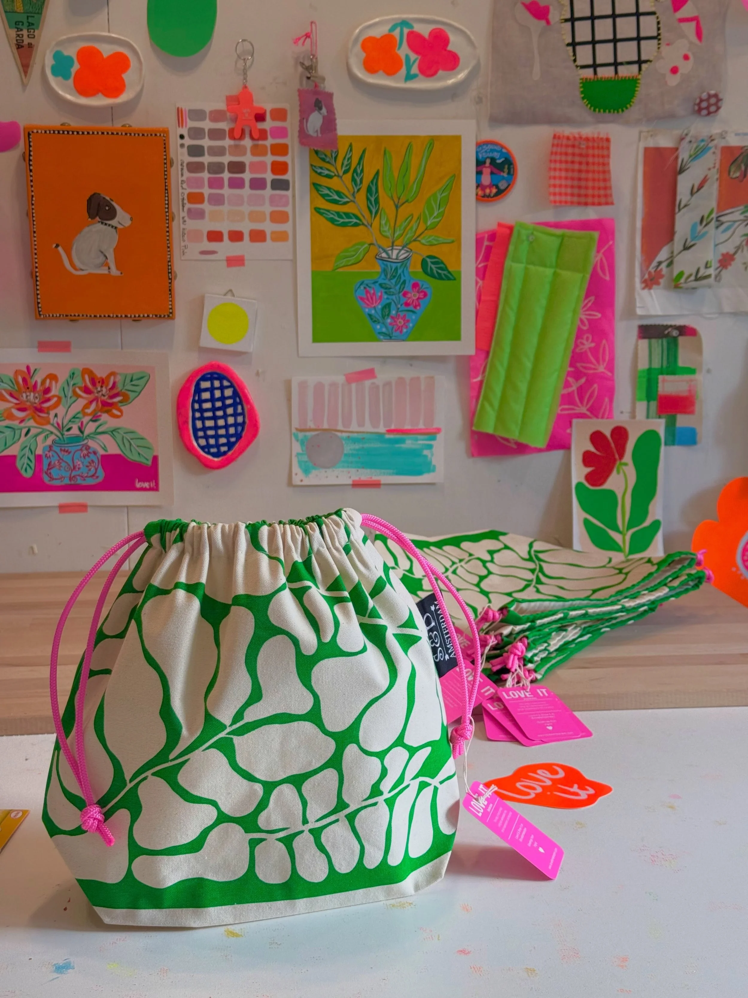 Hello Friday🌈 Blob 3.0 . Time flies. Can&rsquo;t believe i made the first Blob in 2021. I started with normal leafs. I liked it but liked it more when i expanded them until they almost touch ( third picture) . It gives a strange effect. And than i m