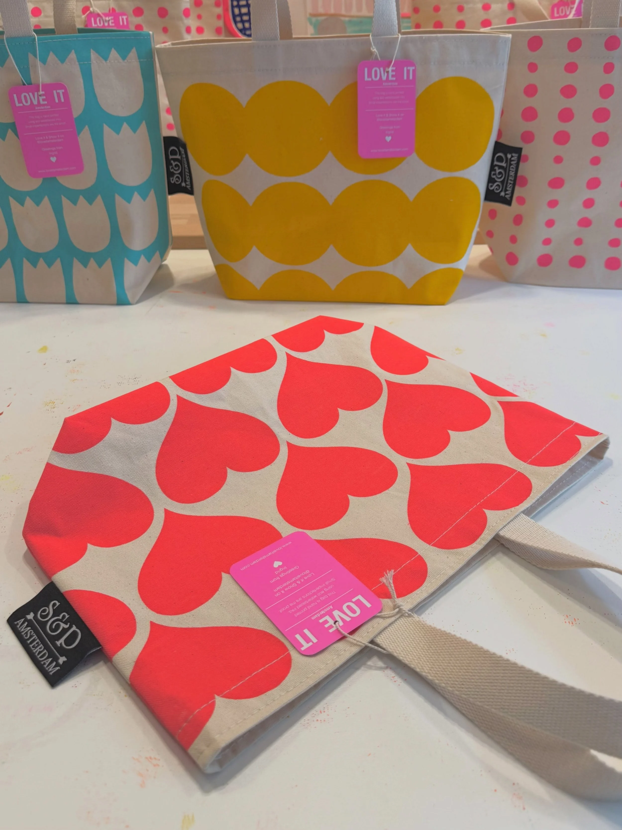 Hello Hearts🌈 An Orange/ Red Heart Niko Bag for @stephen.and.penelope. Also love them in Hot Pink, Orange and in Blue. All hand screen printed by moi 😅 #pink #heart #projectbag #knitting #yarn