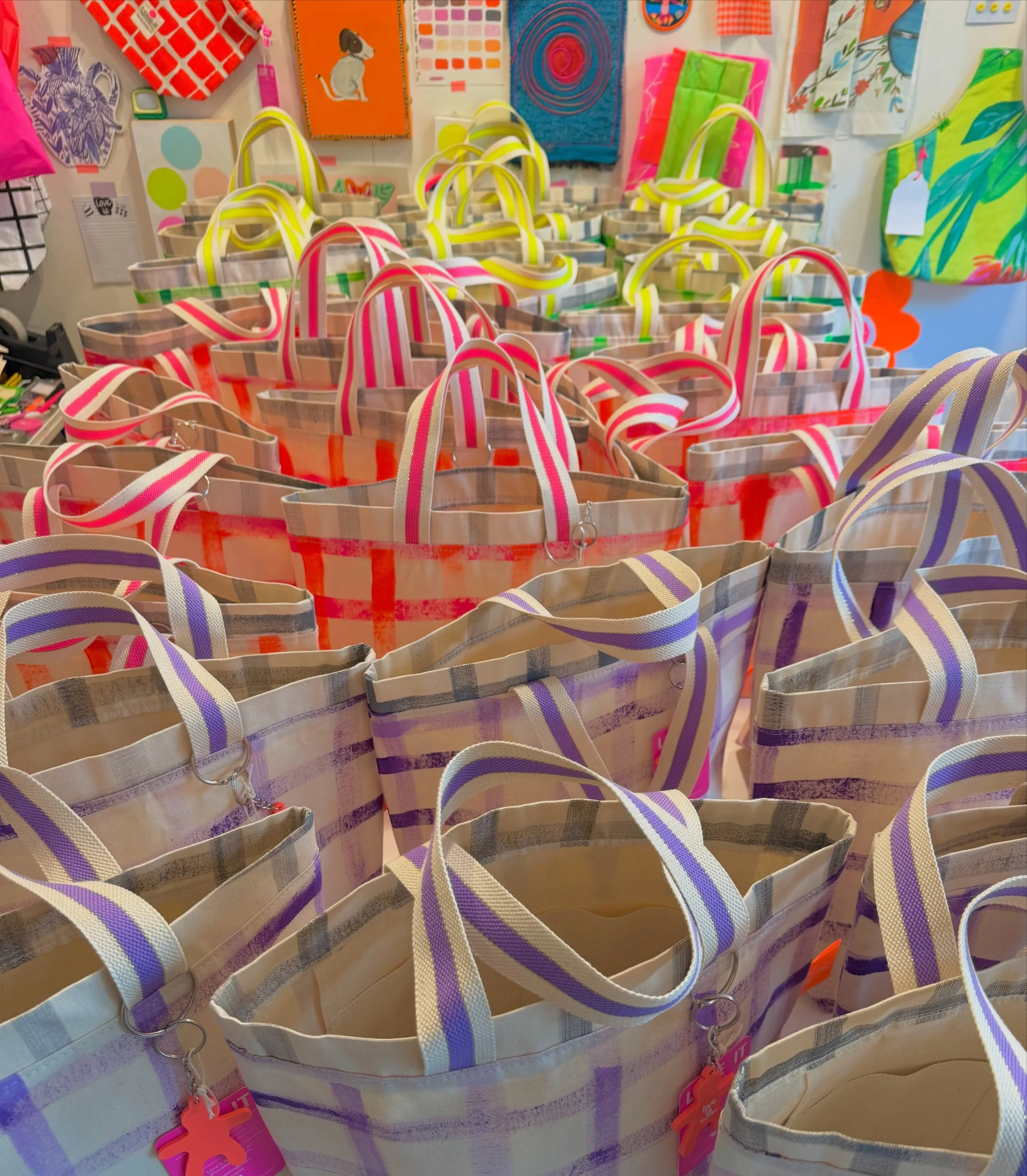 Hello Thursday🌈 Finished ( finally😅 the order was placed already in July) and got my hands dirty ( and everything else) with these hand painted bags. Can&rsquo;t reveal yet where they will be send but you&rsquo;ll know soon. Hope you will Love them