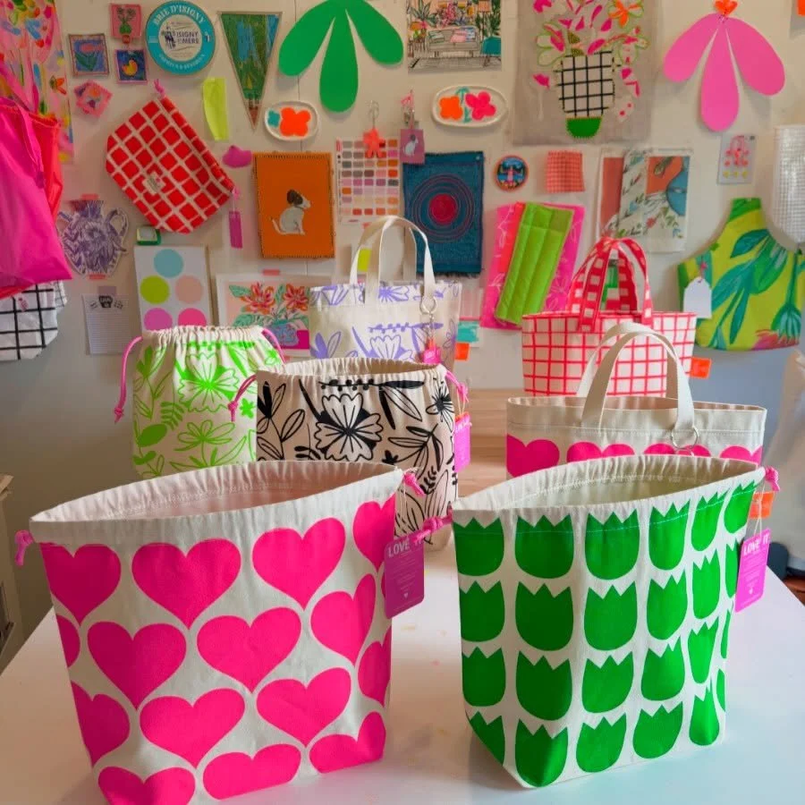 Hello Monday🌈 It&rsquo;s always a reward seeing the finished crisp bags lined up on the worktable 💪. All on their way to the new owners. Abigail🇺🇸Linda🇳🇱Karen🇨🇦 . #projectbag #knitting #yarn #crochet #handmade
