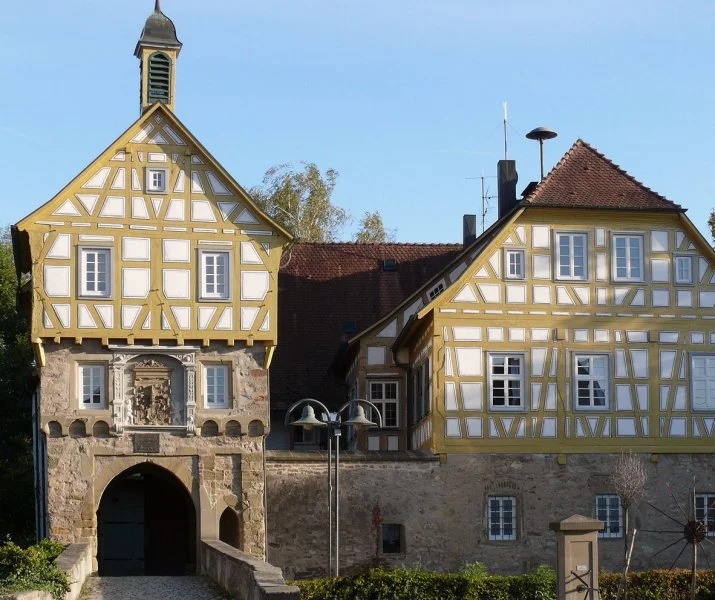 Historisches Gebäude mit Fachwerkarchitektur und Giebel in einer Stadt in Deutschland
