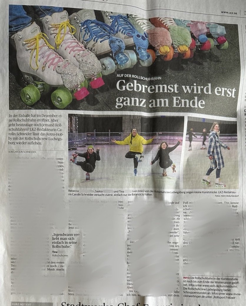 Menschen beim Eislaufen auf einer Eisbahn, zwei Frauen und ein Kind, eine Frau in einer roten Jacke, eine andere in einer schwarzen Jacke, kind in einer gelben Jacke und eine Frau in einem karierten Mantel, im Hintergrund sind weitere Eisläufer.