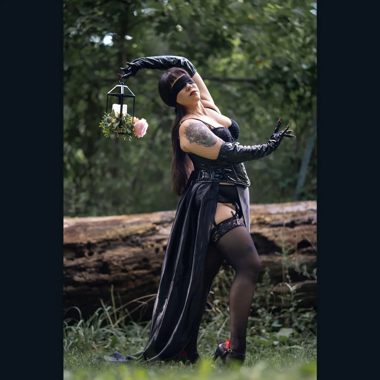 Creeping through the graveyard path
Judgement is only but a moment away.
.
.
.
📸: @shutterchi_photography 
#goth #spooky #graveyardphotography #Goddess #curves