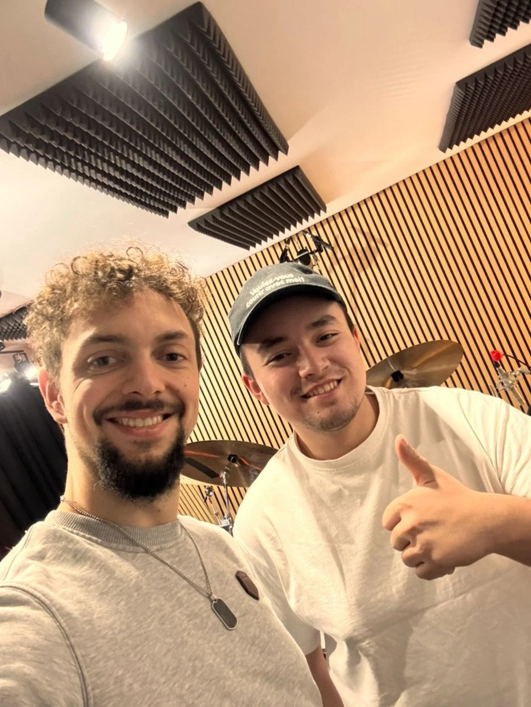 Erste gemeinsame Song-Licks mit  @danielwuertzdrums  gesammelt 🎸🔥
Im Homestudio eingetaucht, Ideen hin- und hergeschoben, Sounds ausprobiert &ndash; genau diese Momente liebe ich am Songwriting.
Wenn aus einer kleinen Idee pl&ouml;tzlich ein Vibe e