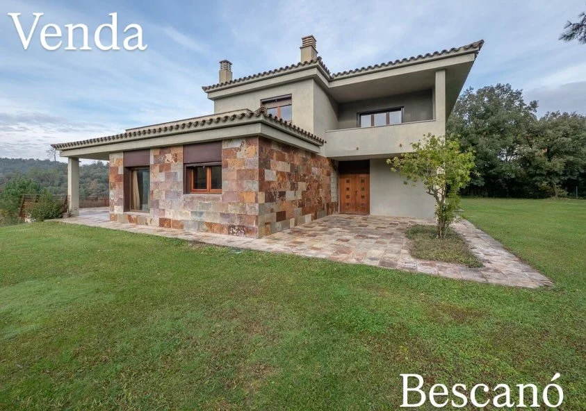 ✨ Casa de luxe a Bescan&oacute;
450 m&sup2; &middot; 1.500 m&sup2; de jard&iacute; &middot; 40.000 m&sup2; de terreny

🏡 Interiors
&ndash; Sal&oacute; amb llar de foc i vistes
&ndash; Cuina moderna amb terrassa
&ndash; 4 habitacions (una suite amb j