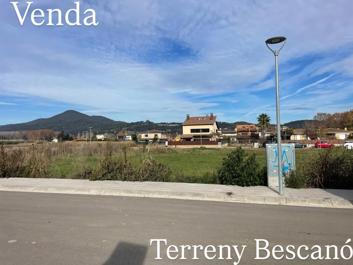 🌄 Terreny urbanitzable a Bescan&oacute;
Aqu&iacute;, les vistes tranquil&middot;les i l&rsquo;aire net conviden a imaginar moments que encara no existeixen, i a donar forma a la casa dels teus somnis.
✨ El lloc ideal per crear el teu espai per viure