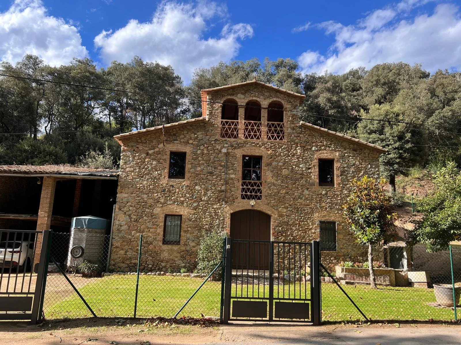 Finca Rural amb 200.000 m2 de terreny, amb pou i rierol.