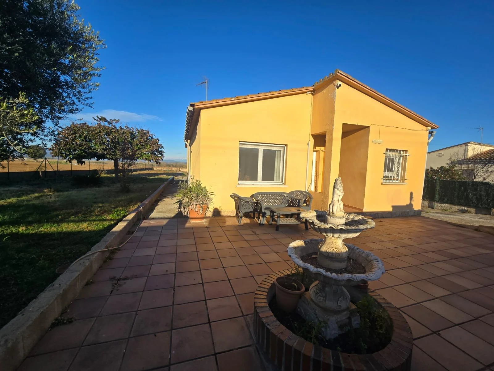Casa amb terreny, pou i barbacoa a Juià.