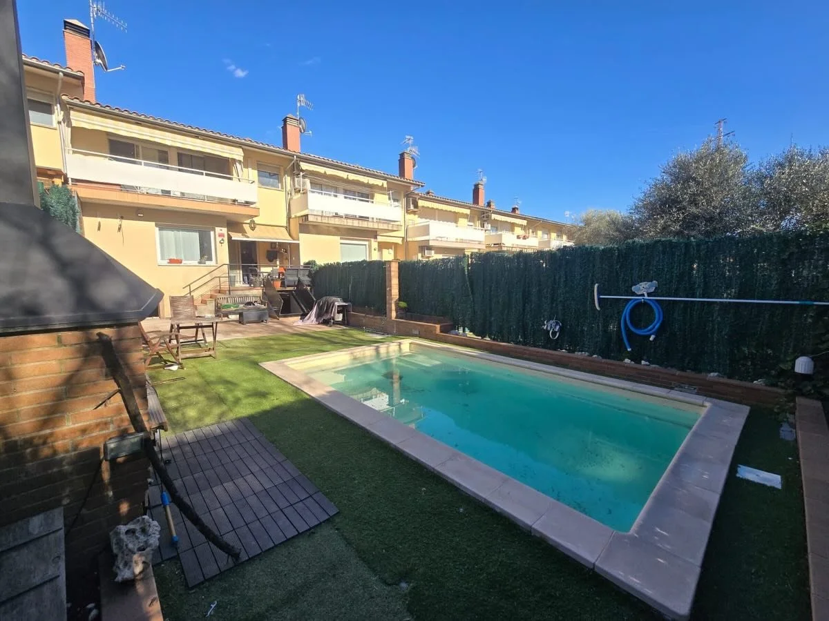 🏡 Exclusiva casa amb piscina a Sant Juli&agrave; de Ramis

💰 420.000 &euro;

A nom&eacute;s 5 minuts de Girona, aquesta casa unifamiliar ho t&eacute; tot: espai, llum i una zona exterior espectacular per gaudir tot l&rsquo;any.

✨ 199 m&sup2; const