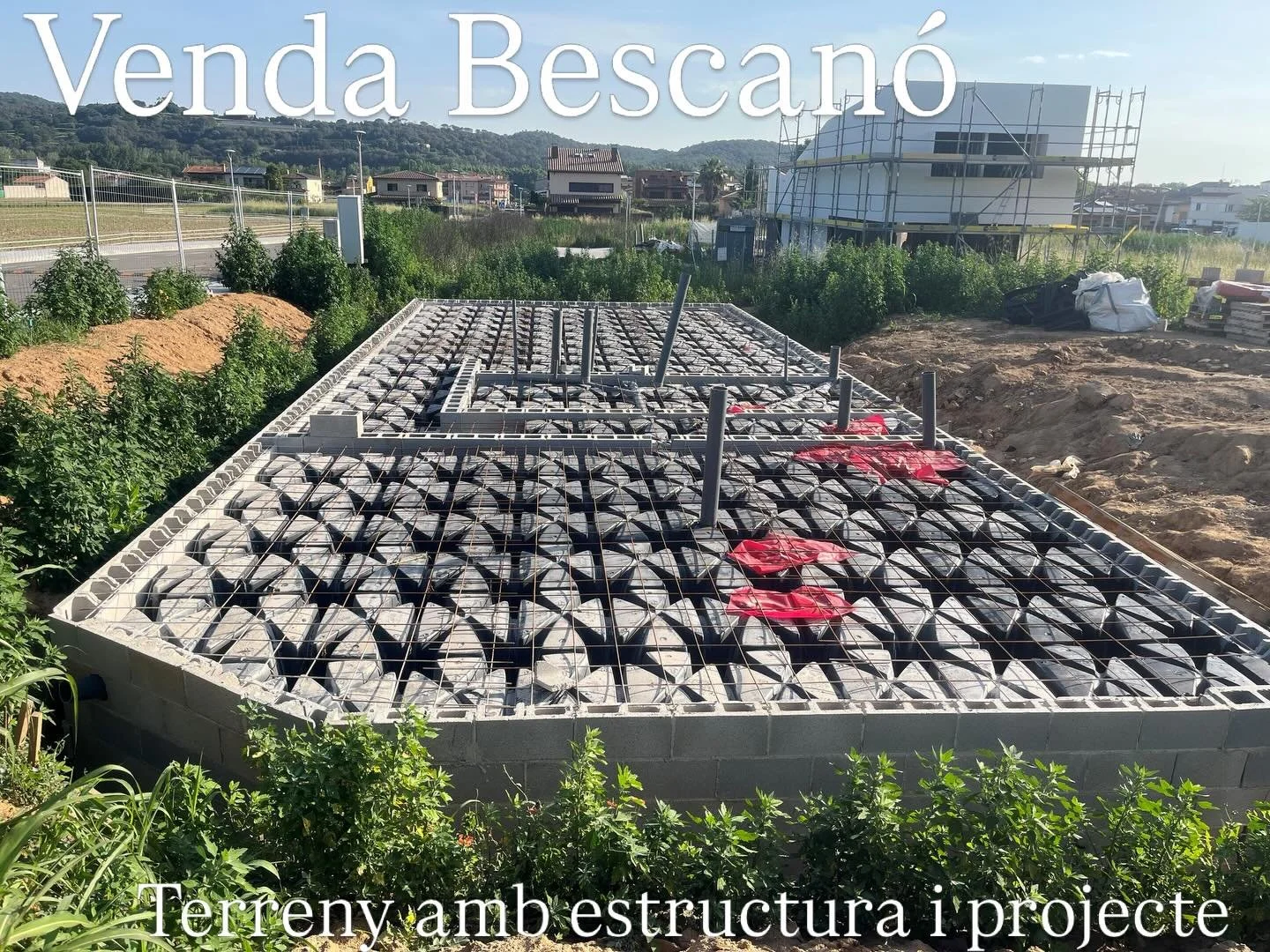 🏡 Parcel&middot;la amb projecte i obra iniciada a Bescan&oacute; 

Vols construir la teva casa a mida a prop de Girona? Aquesta &eacute;s una oportunitat &uacute;nica a Bescan&oacute; 👇 

✨ Parcel&middot;la de 303 m&sup2; 
✨ Habitatge projectat de 