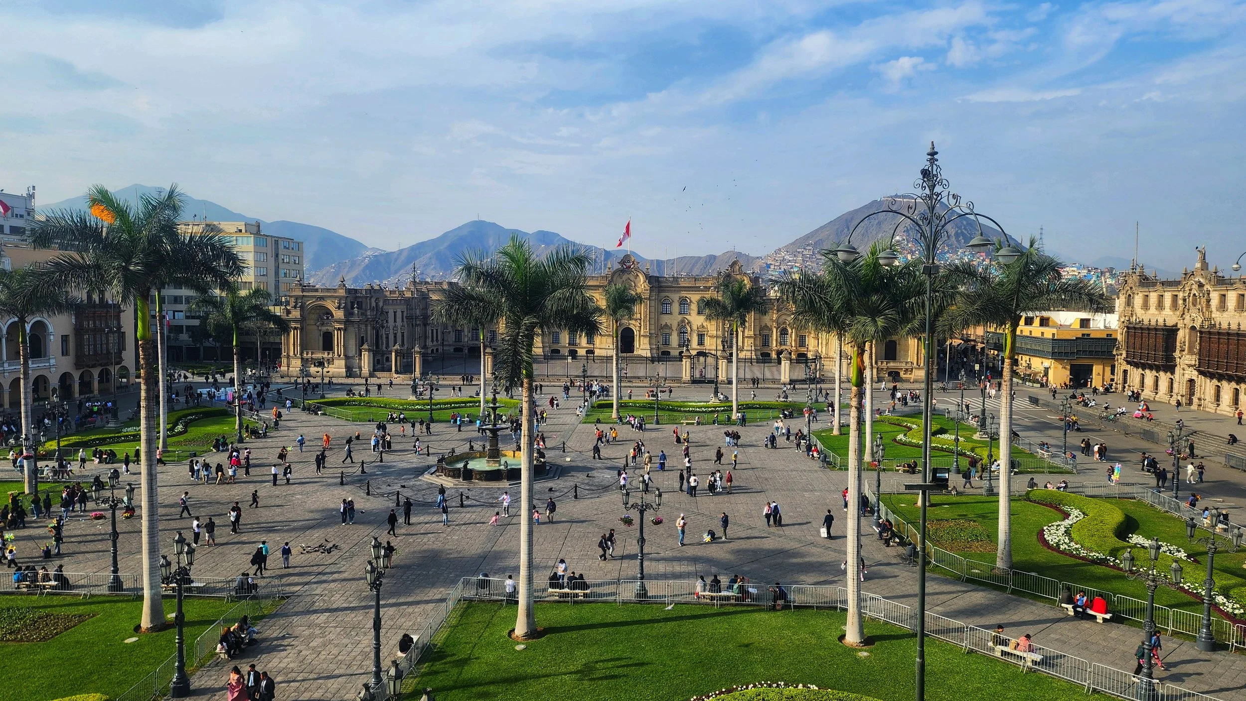 Plaza Mayor de Lima: Vista privilegiada del Palacio de Gobierno, Municipalidad de Lima y Catedral de Lima.